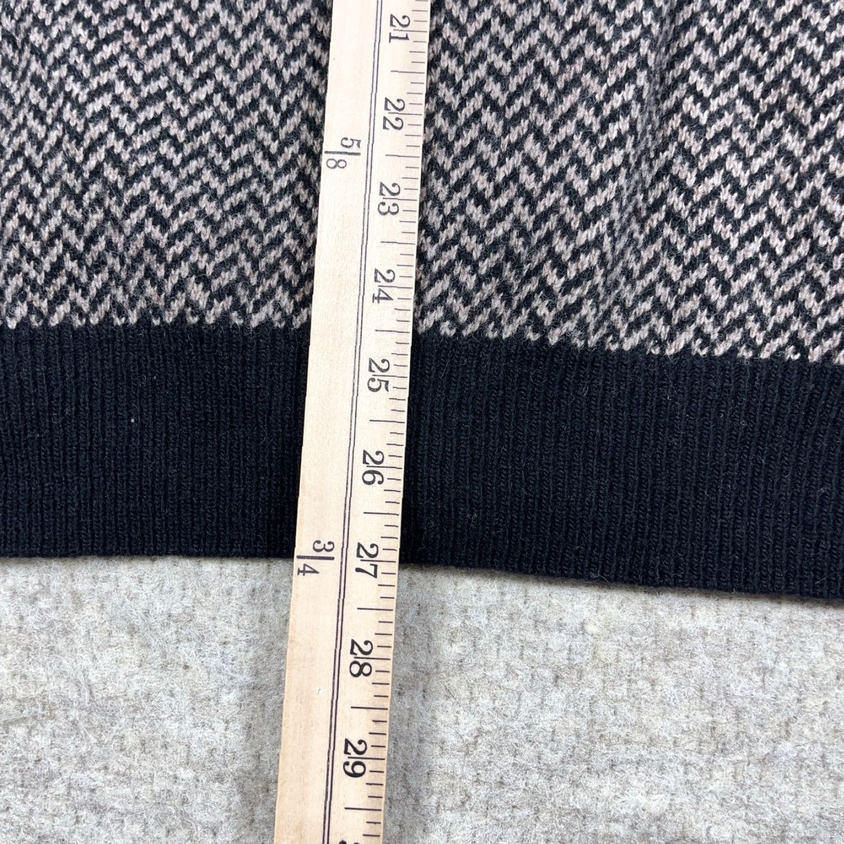 Izod VINTAGE IZOD Sweater Vest Men XL Tan Black Lambs Wool Cardigan Grandpa Golf Vest Herringbone 90s Mens Classic Golf Size US XL / EU 56 / 4 - 7 Thumbnail