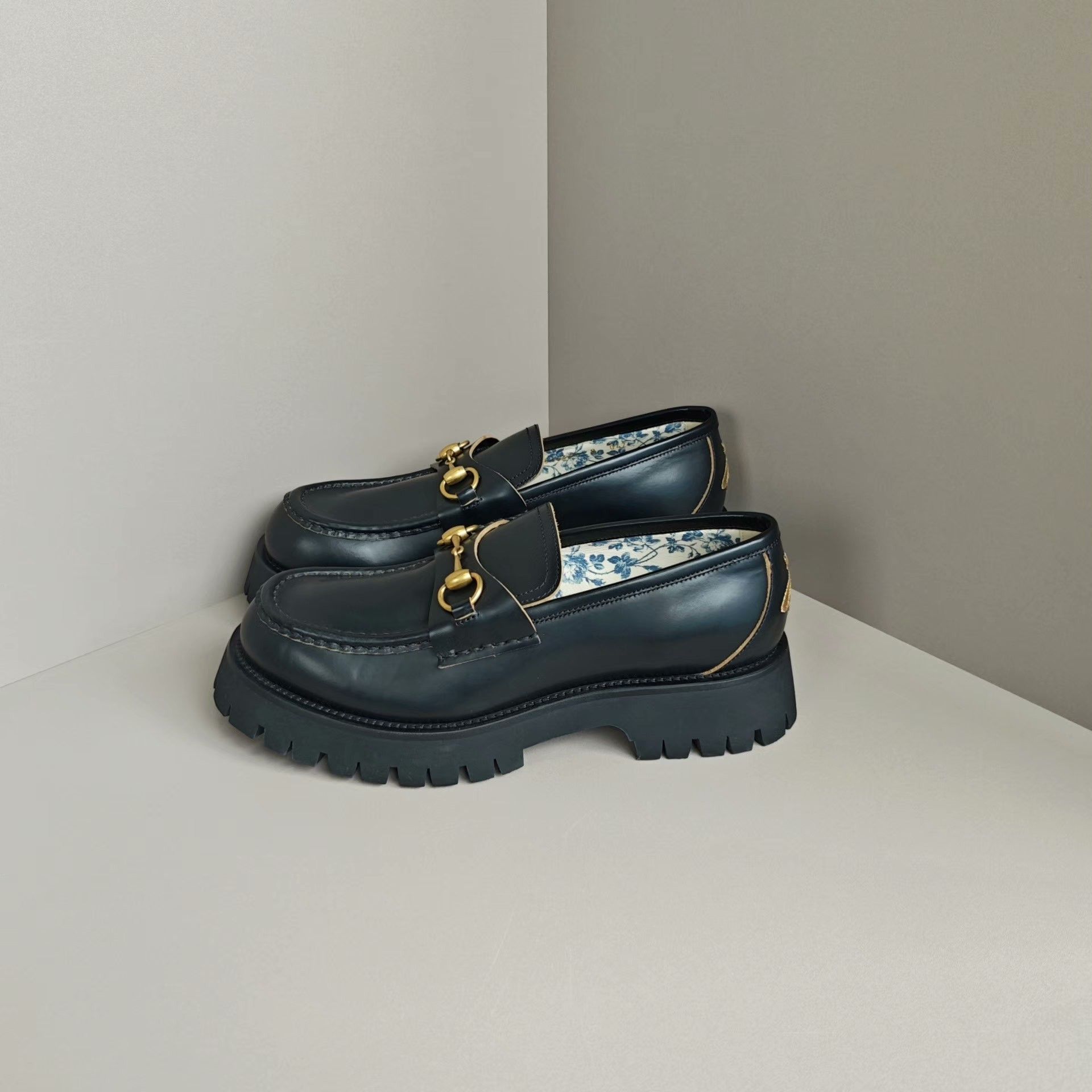 Gucci Gucci Lowtop Sneakers 9 Men Size US 9 / EU 42 - 1 Thumbnail