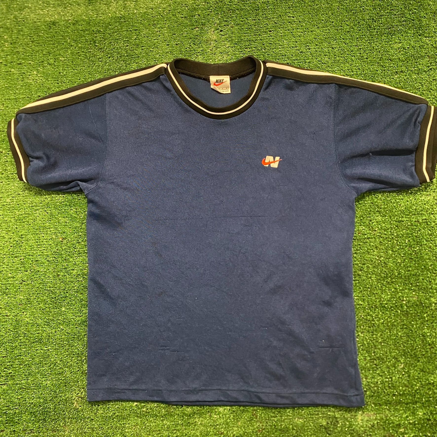 Nike Vintage 90s Essential Nike Satin Swoosh Baby T-Shirt Size US S / EU 44-46 / 1 - 1 Thumbnail