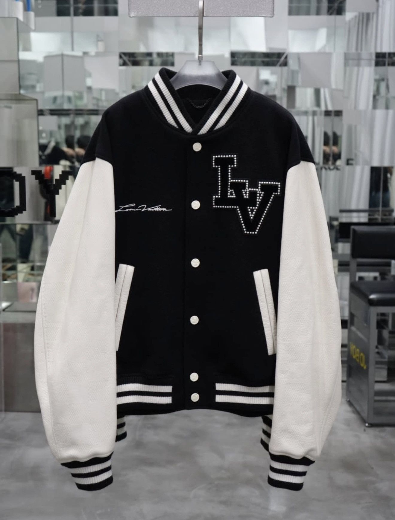 Louis Vuitton Louis Vuitton x Pharrell Size US L / EU 52-54 / 3 - 3 Thumbnail