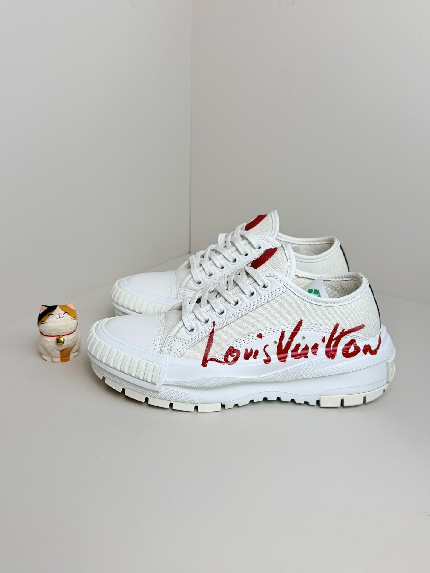 Louis Vuitton Louis Vuitton White Lowtop Sneakers us_5-5 Women Size US 5.5 / IT 35.5 - 1 Thumbnail