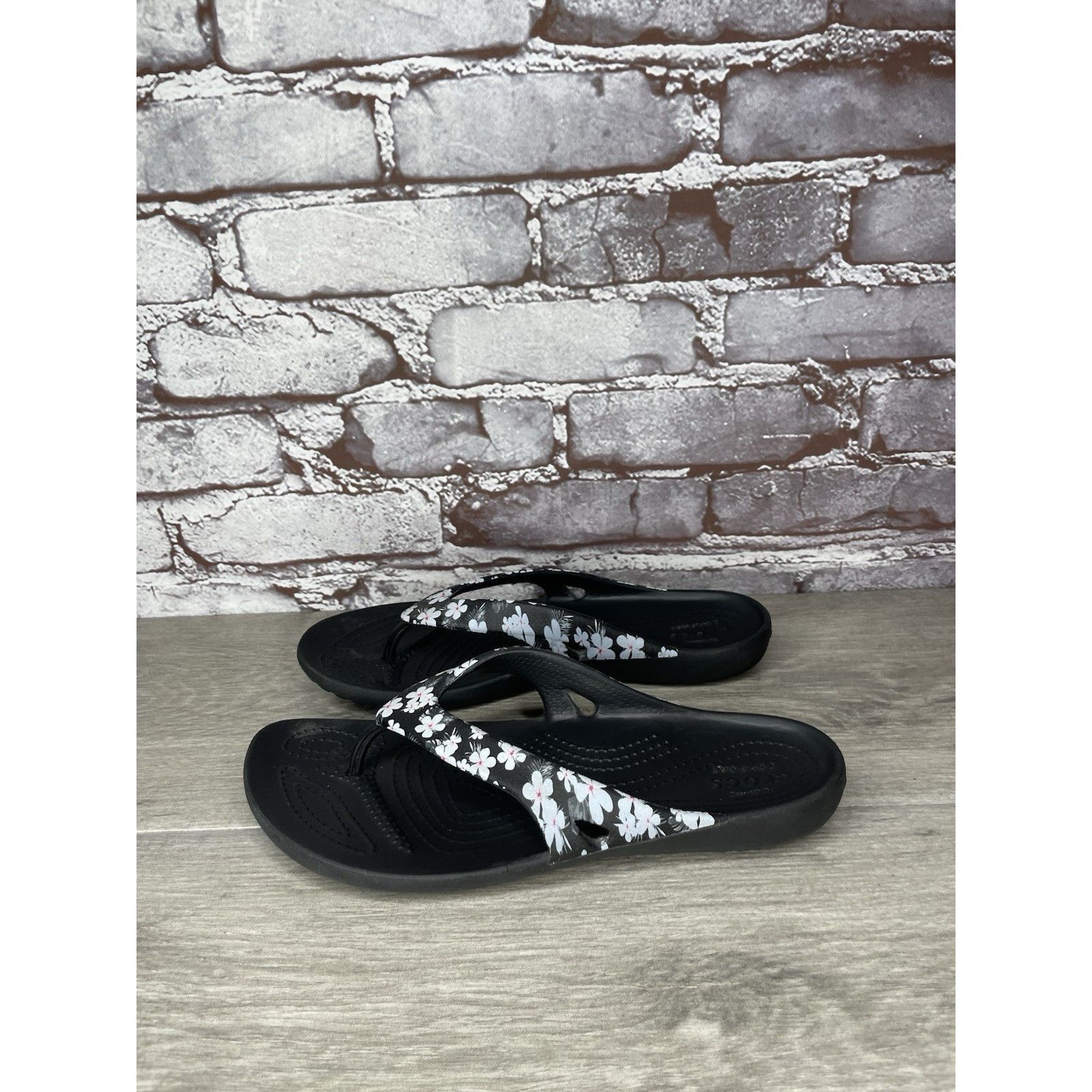 Crocs Crocs Kaydee II Gray Floral Seasonal Thong FlipFlops Sandals Size US 7 / IT 37 - 18 Thumbnail