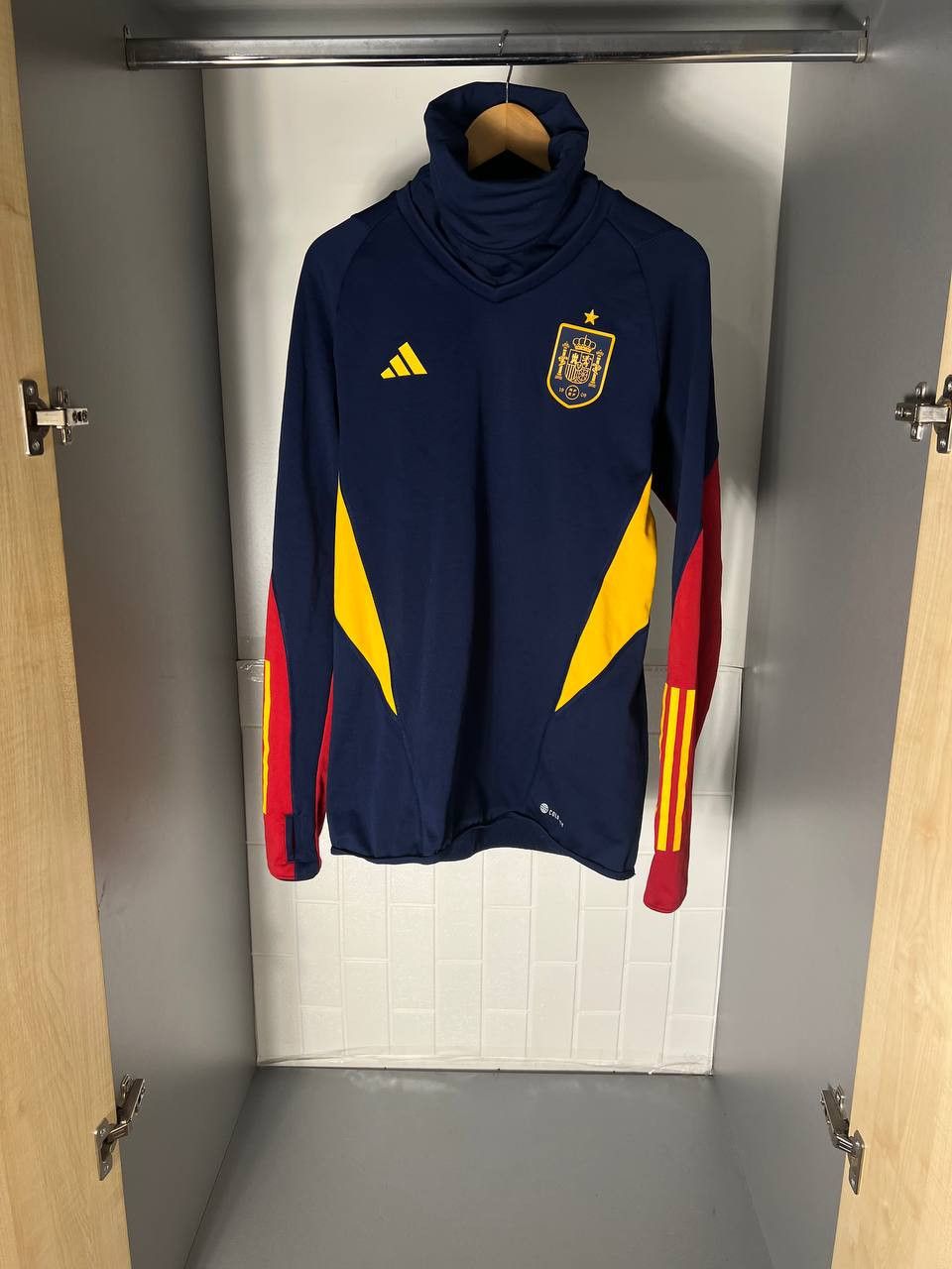 Adidas VINTAGE ADIDAS SPAIN SOCCER JERSEY SWEATSHIRT BLOKE Y2K 90s Size US L / EU 52-54 / 3 - 1 Thumbnail