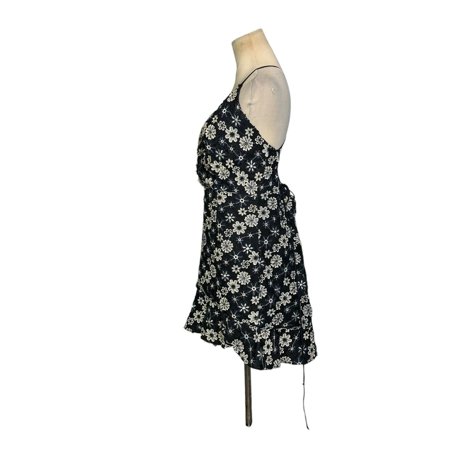 REVOLVE NBD Marilyn blue white floral embroidered mini dress size M Size M / US 6-8 / IT 42-44 - 15 Thumbnail