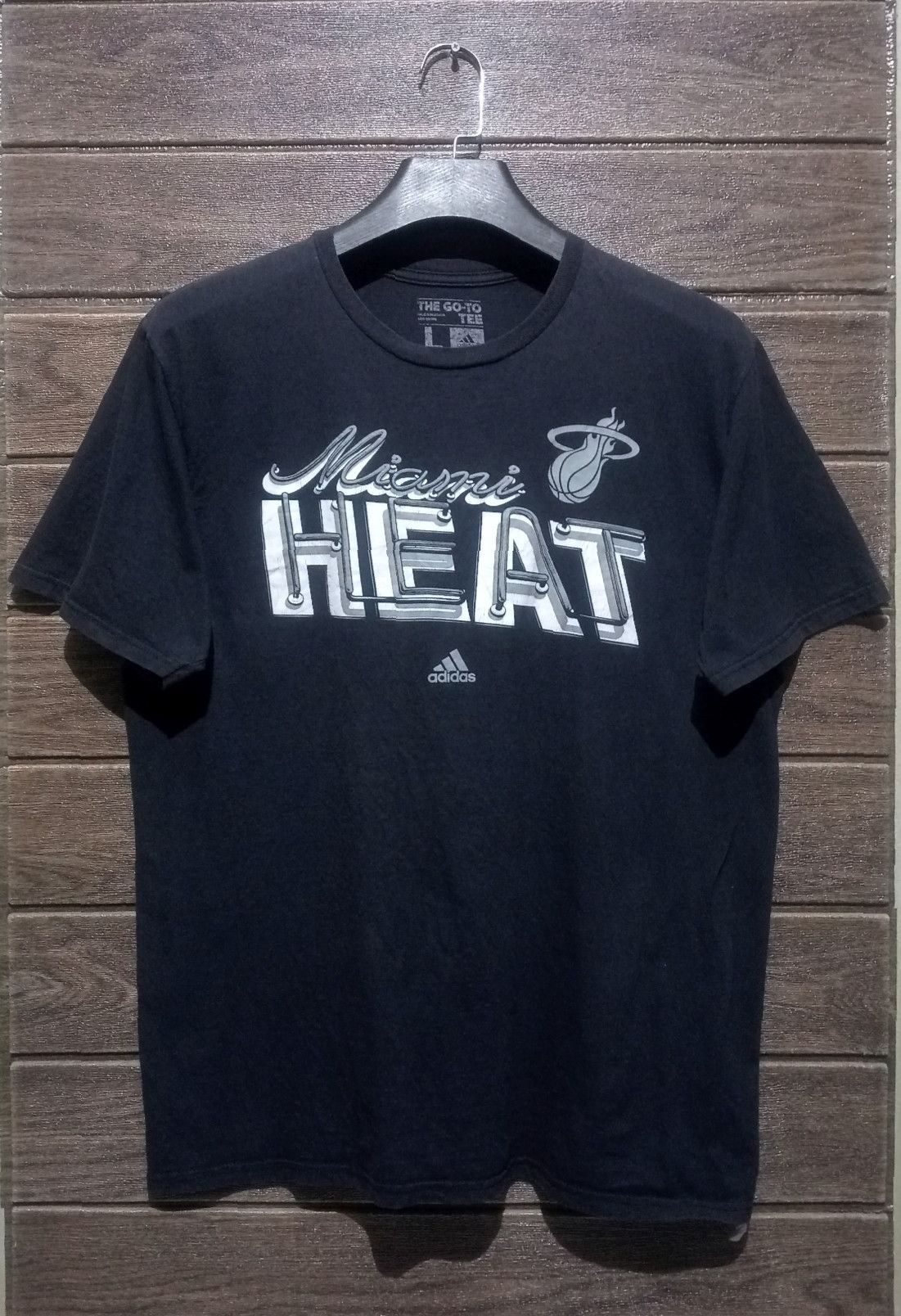 Adidas Vintage Adidas Miami Heat NBA Tee Very Rare Size US L / EU 52-54 / 3 - 1 Thumbnail