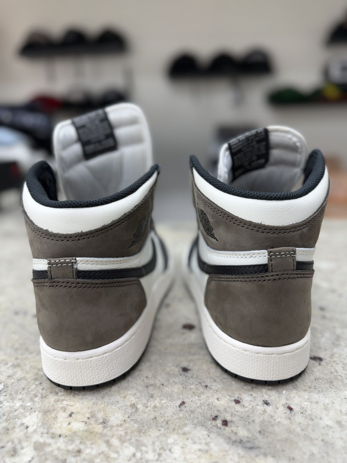 Jordan Brand Air Jordan Mocha 1s Size US 7 / EU 40 - 9 Thumbnail