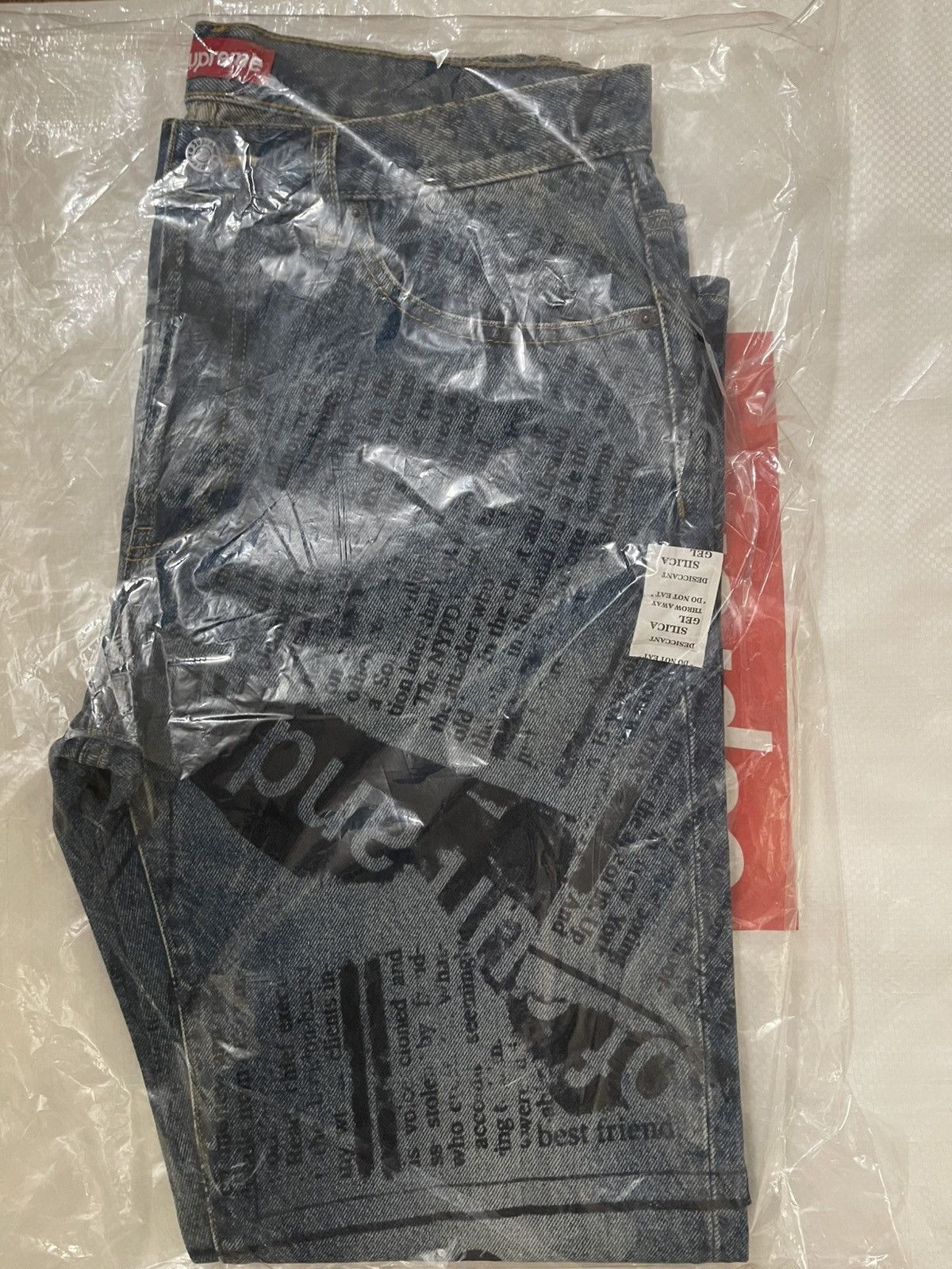 Supreme Supreme 25ss regular jean newspaper 32 Size US 32 / EU 48 - 4 Thumbnail