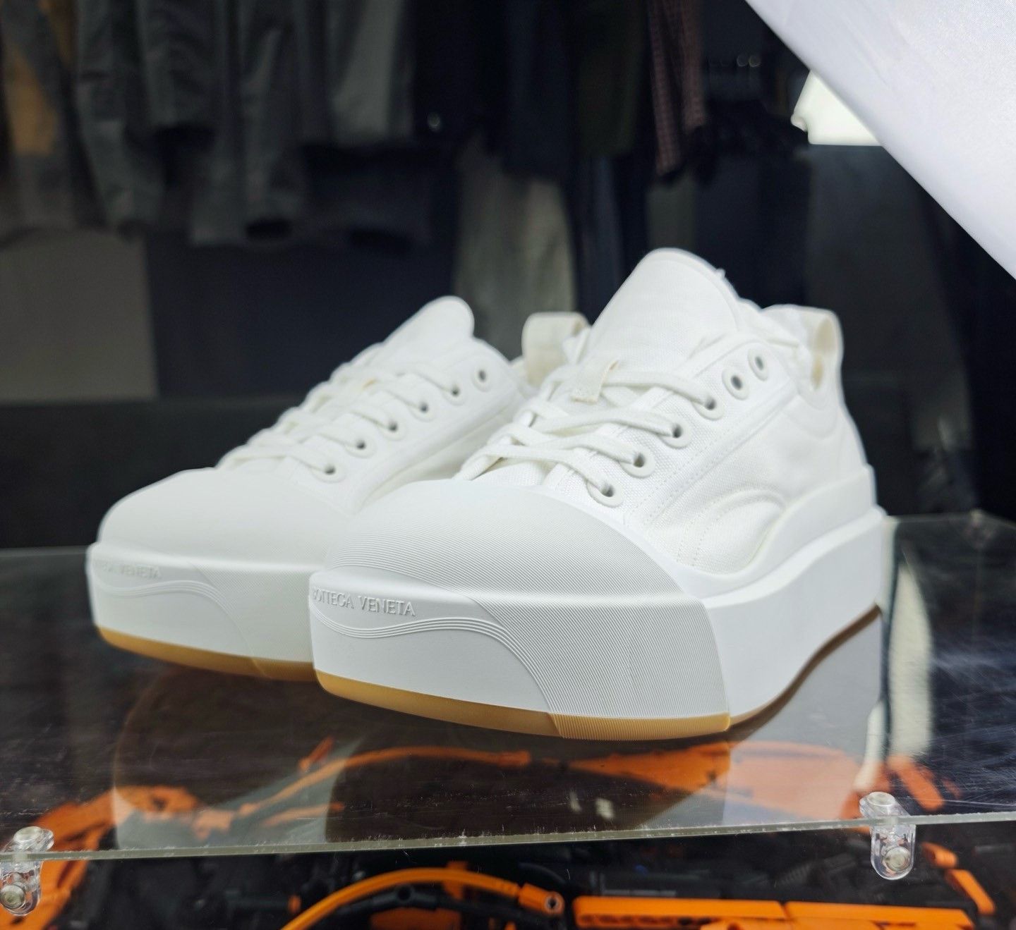 Bottega Veneta Bottega Veneta White Lowtop Sneakers 7.5 Men Size US 7.5 / EU 40-41 - 1 Thumbnail