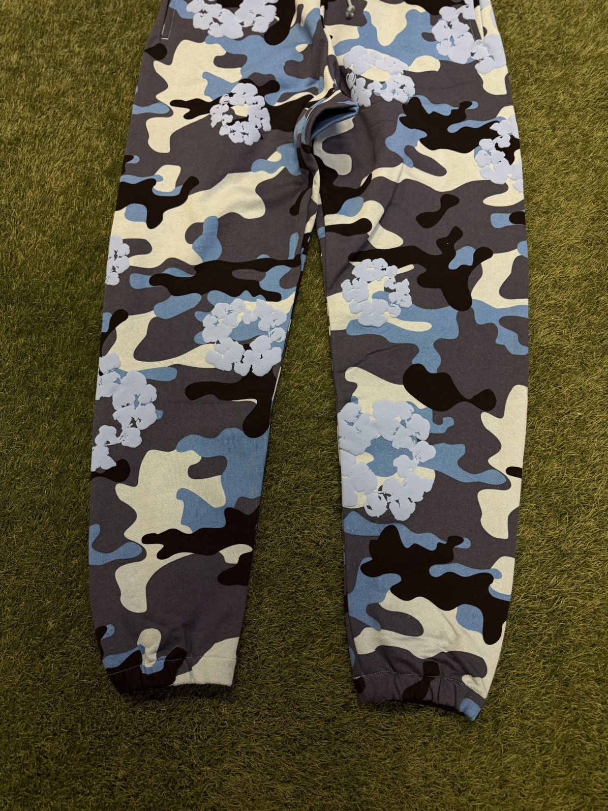 DENIM TEARS Denim Tears Cotton Wreath Camo Sweatpants Size Medium NEW Size US 31 - 2 Thumbnail