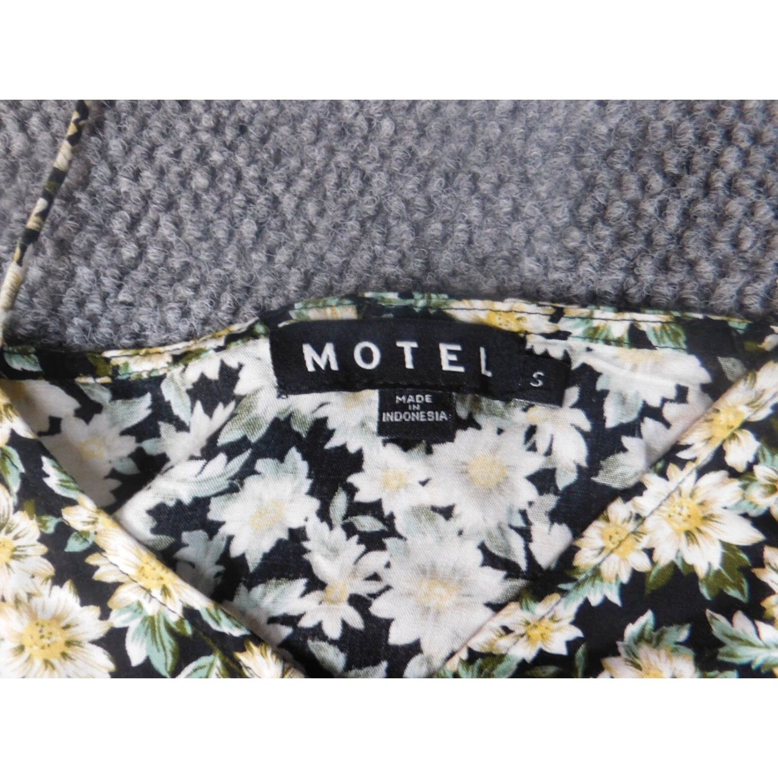 Vintage Motel Blouse Women S Black Floral Sleeveless Crew Neck Pullover Casual Regular Size S Black Floral Butterfly Pattern Viscose Rayon Stretch Size S / US 4 / IT 40 - 5 Thumbnail