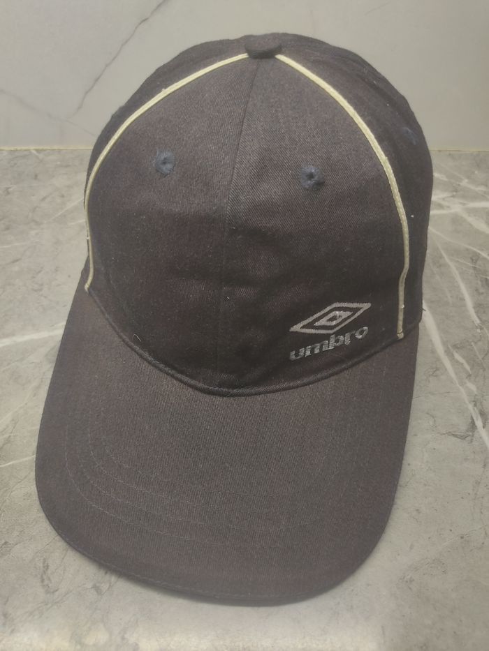 キャップ UMBRO Vintage Flat Cap 4FK1167 UMBRO/別注 LEATHERETTE Print Flat Visor 6Panel Cap｜Daytona