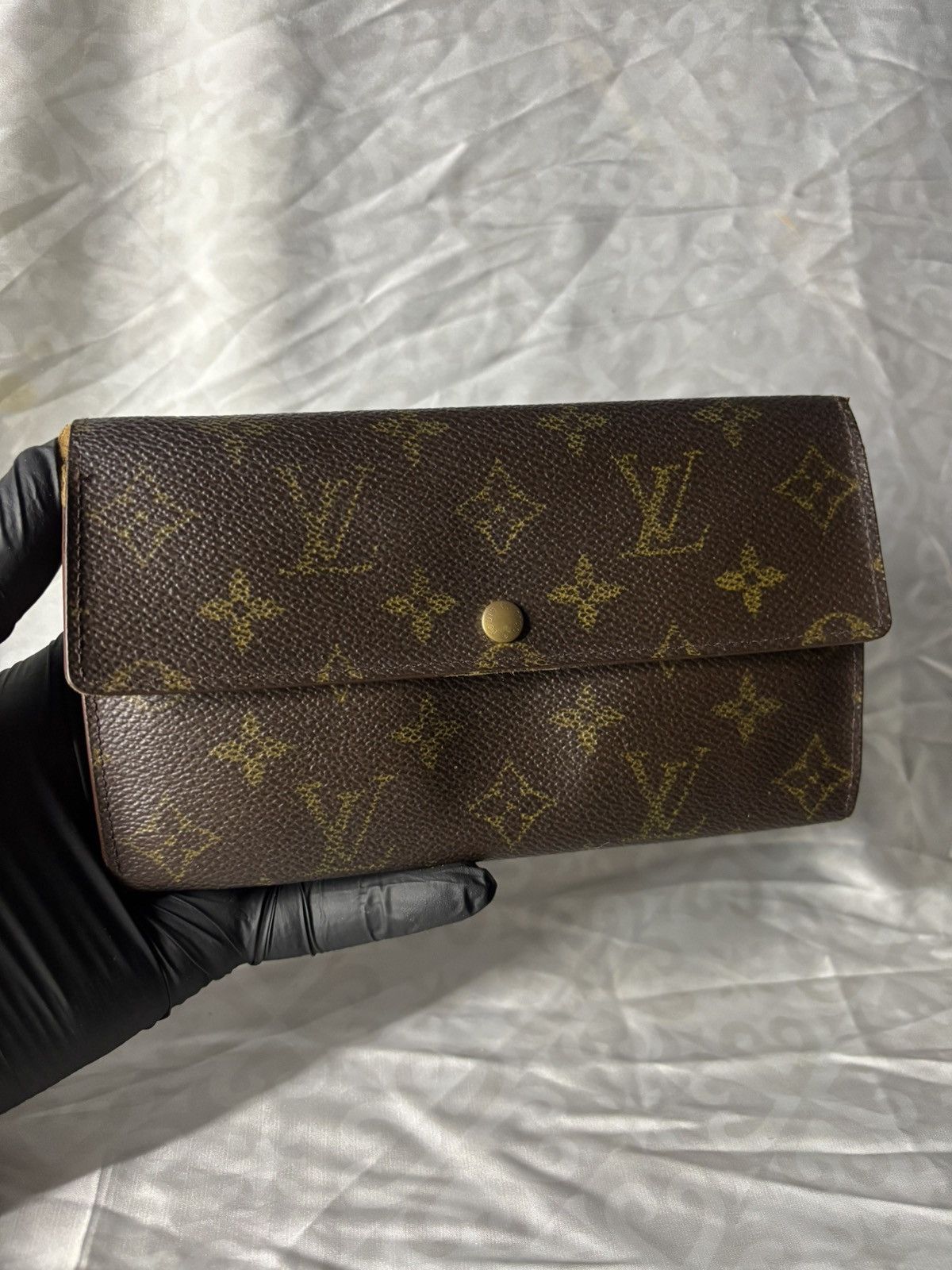 Louis Vuitton (very worn) Louis Vuitton Long Wallet Size ONE SIZE - 1 Thumbnail