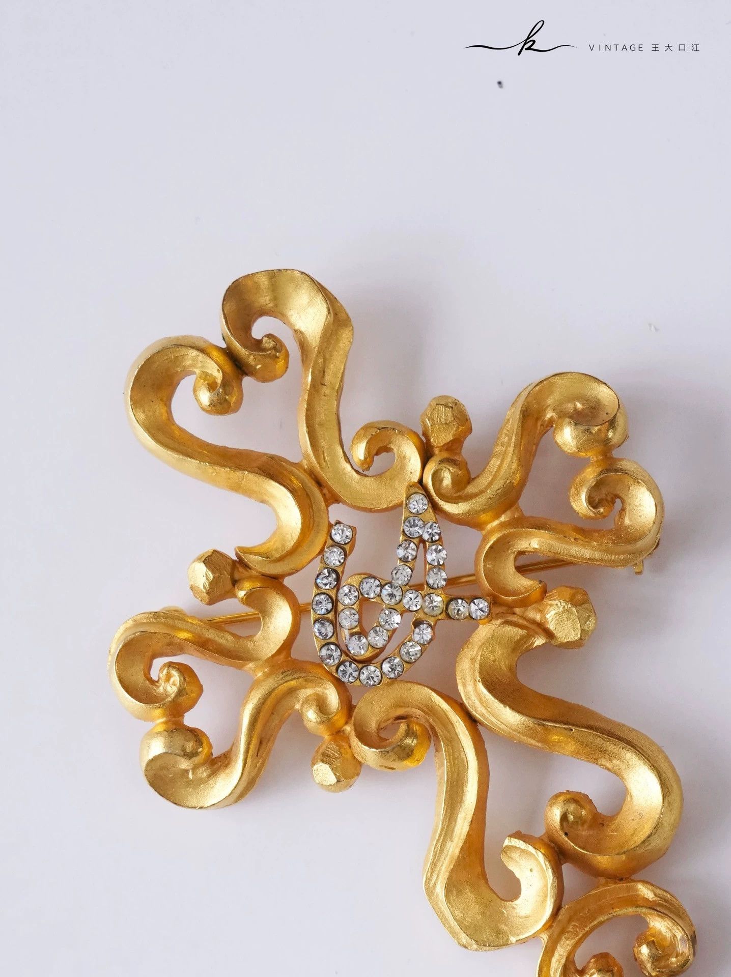 Christian Lacroix Christian Lacroix Heart Cross Matte Gold Pendant Brooch Size ONE SIZE - 6 Thumbnail