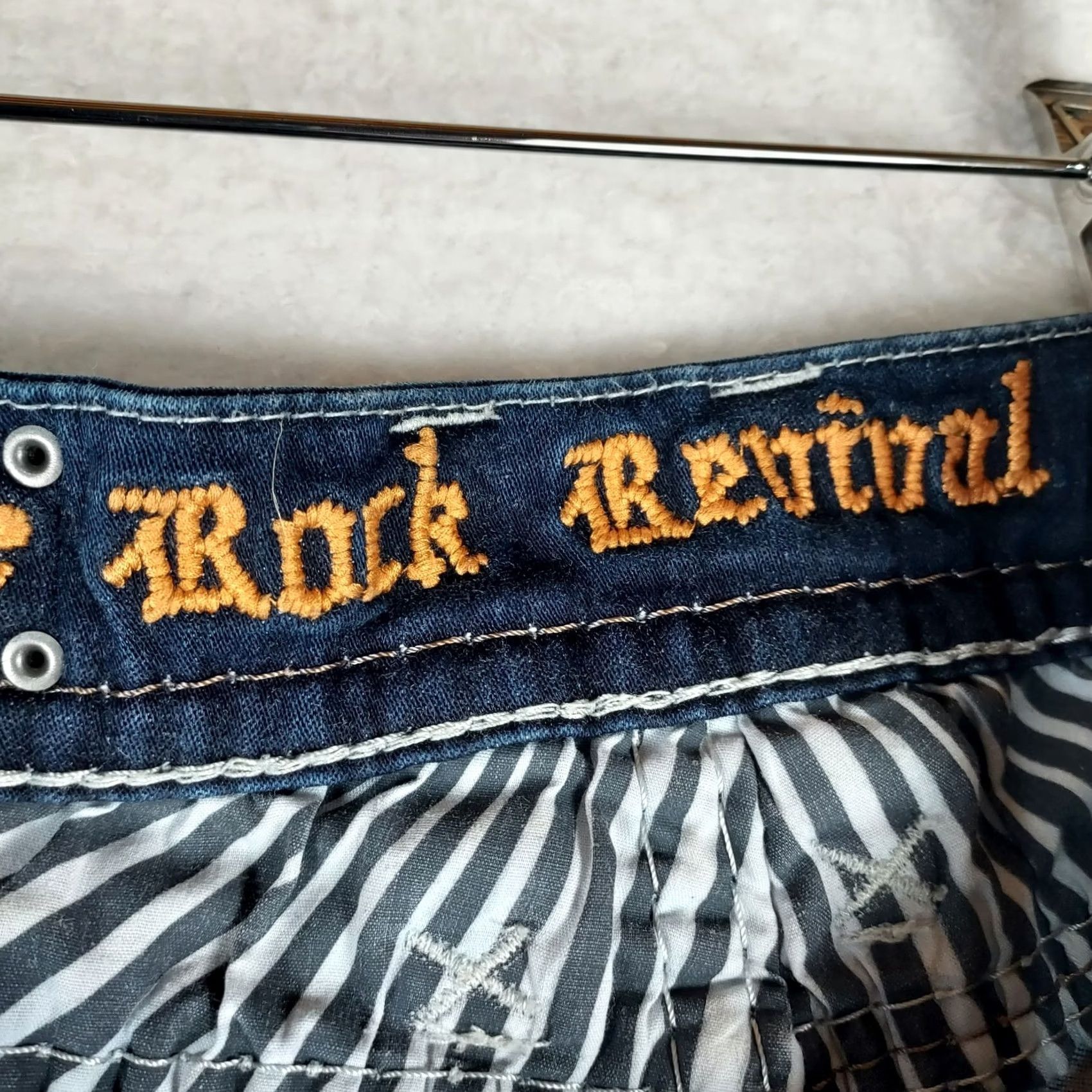 Vintage Rock Revival Janelle Straight Leg Jeans Women’s 30 Medium Wash Embroidered Blue Denim 5-Pocket Zip Regular Vintage? No (remove question) Size 30" / US 8 / IT 44 - 6 Thumbnail