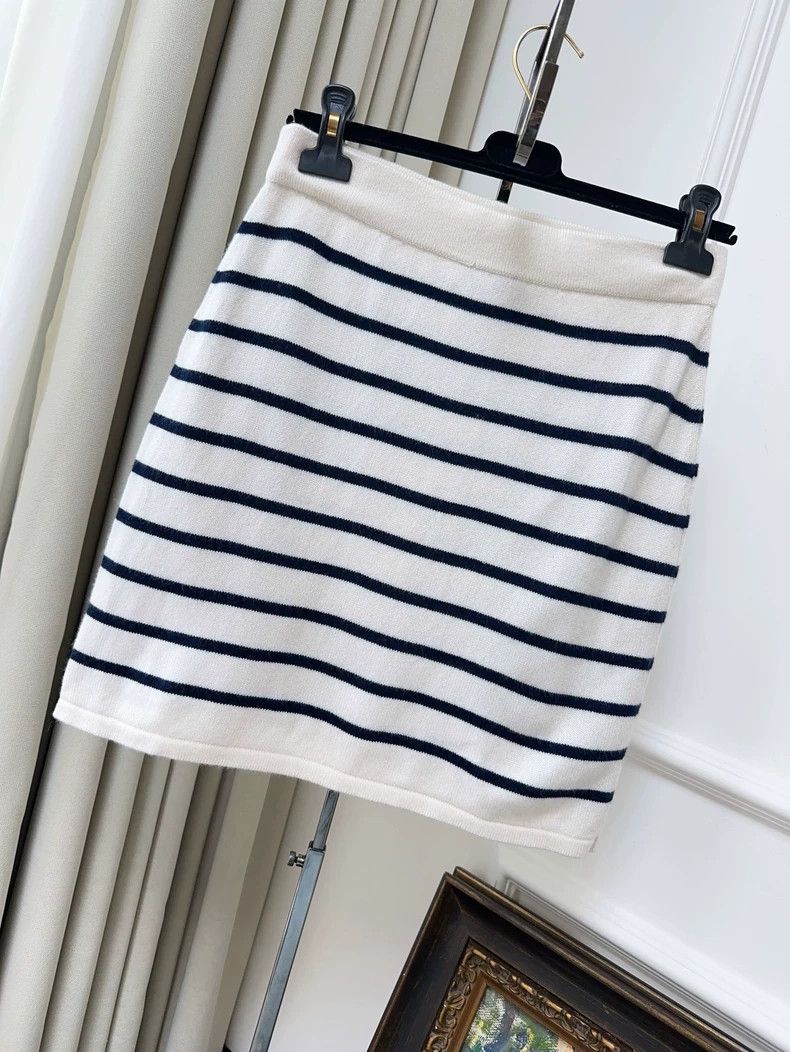 Chanel Chanel 23c white background black striped cashmere knitted Size 25" / US 0 / IT 36 - 2 Thumbnail