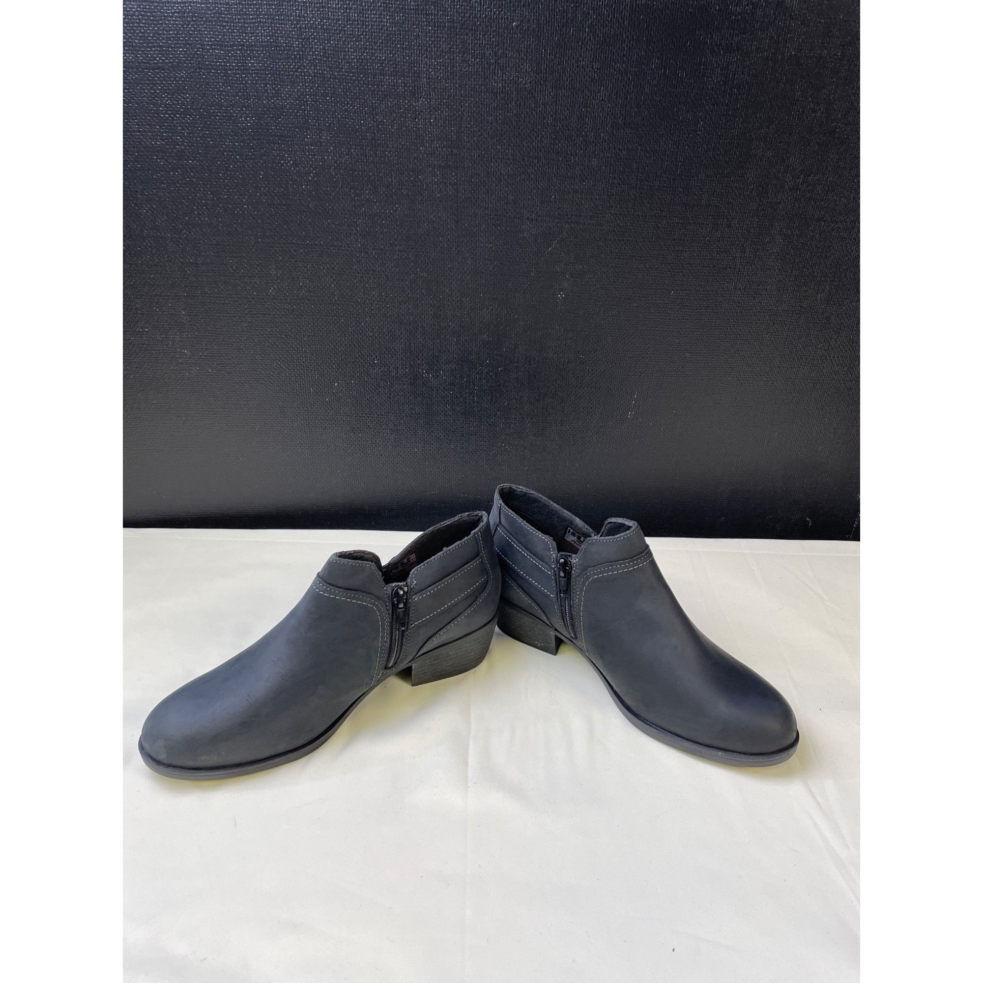 Clarks Clarks Women's Black Ankle Boots/ Shoes Zipper Side Size 7.5 Size US 7.5 / IT 37.5 - 3 Thumbnail
