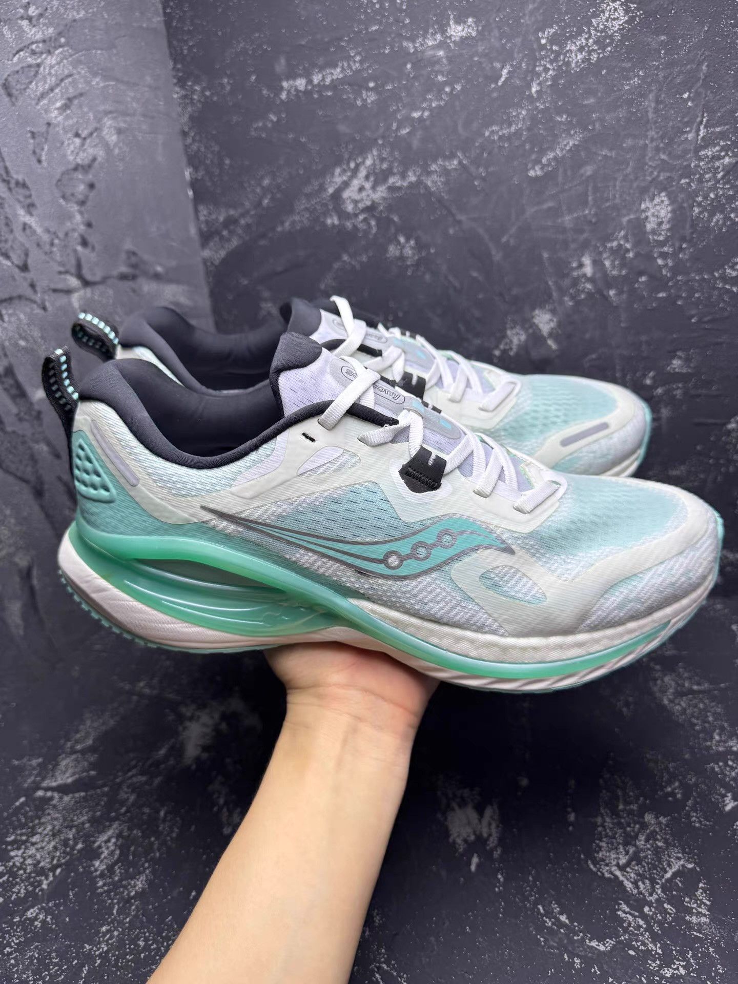 Saucony Saucony White & Blue High-Performance Running Shoes Q10 Size US 10.5 / EU 43-44 - 2 Thumbnail