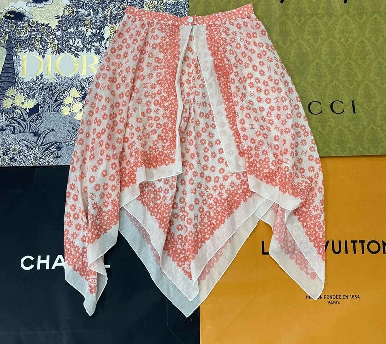Chanel Chanel Pink daisy print skirt Size 42" / US 20 - 2 Thumbnail