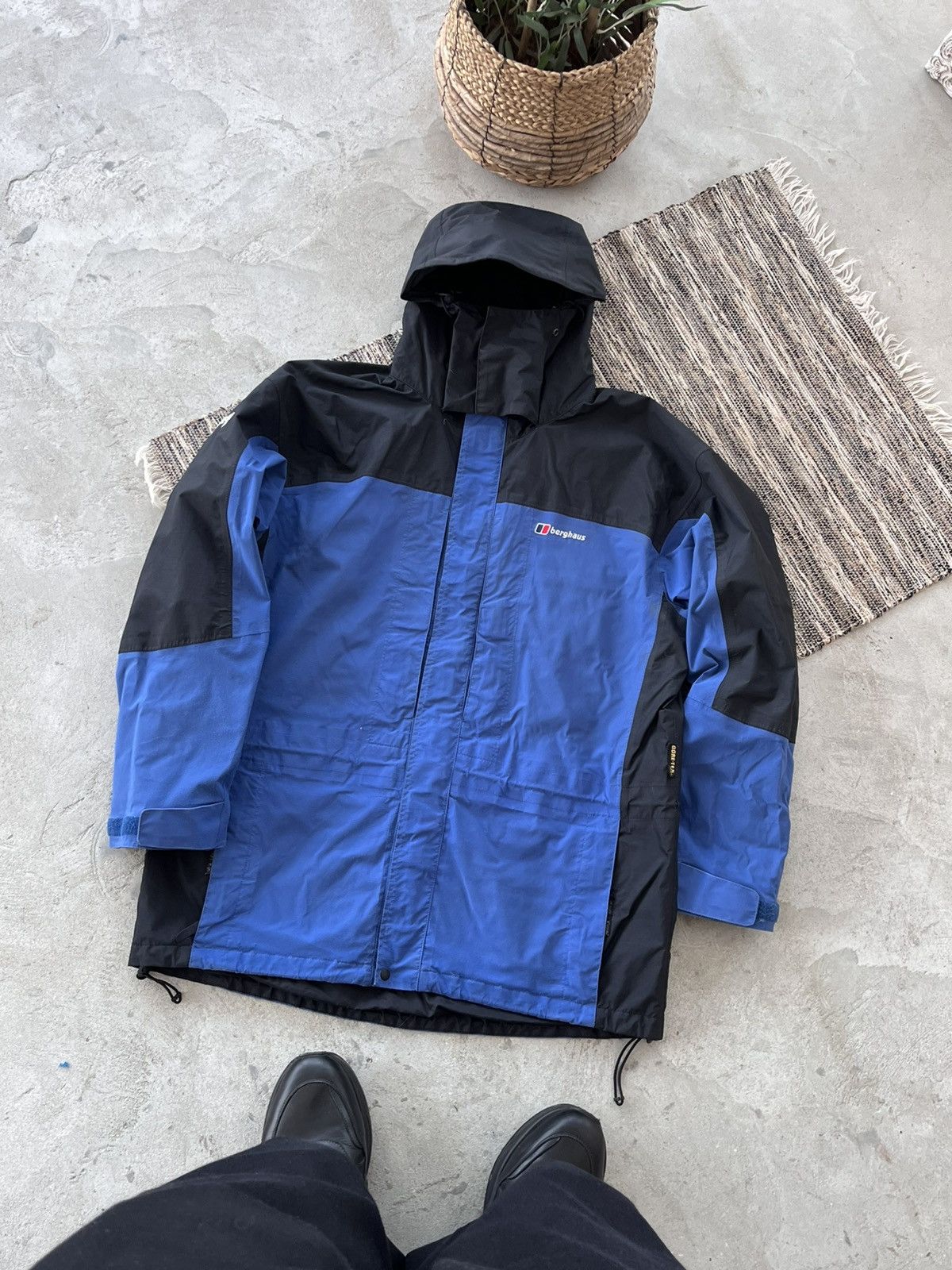 Berghaus Vintage Berghaus GoreTex Navy Black Windbreaker Jacket Y2K Size US L / EU 52-54 / 3 - 2 Thumbnail
