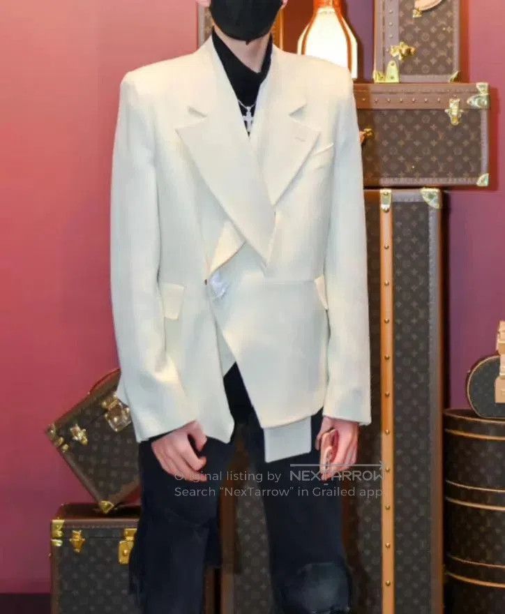 Louis Vuitton Beige Double-Breasted Blazer with Butterfly Accent. Size US M / EU 48-50 / 2 - 9 Thumbnail