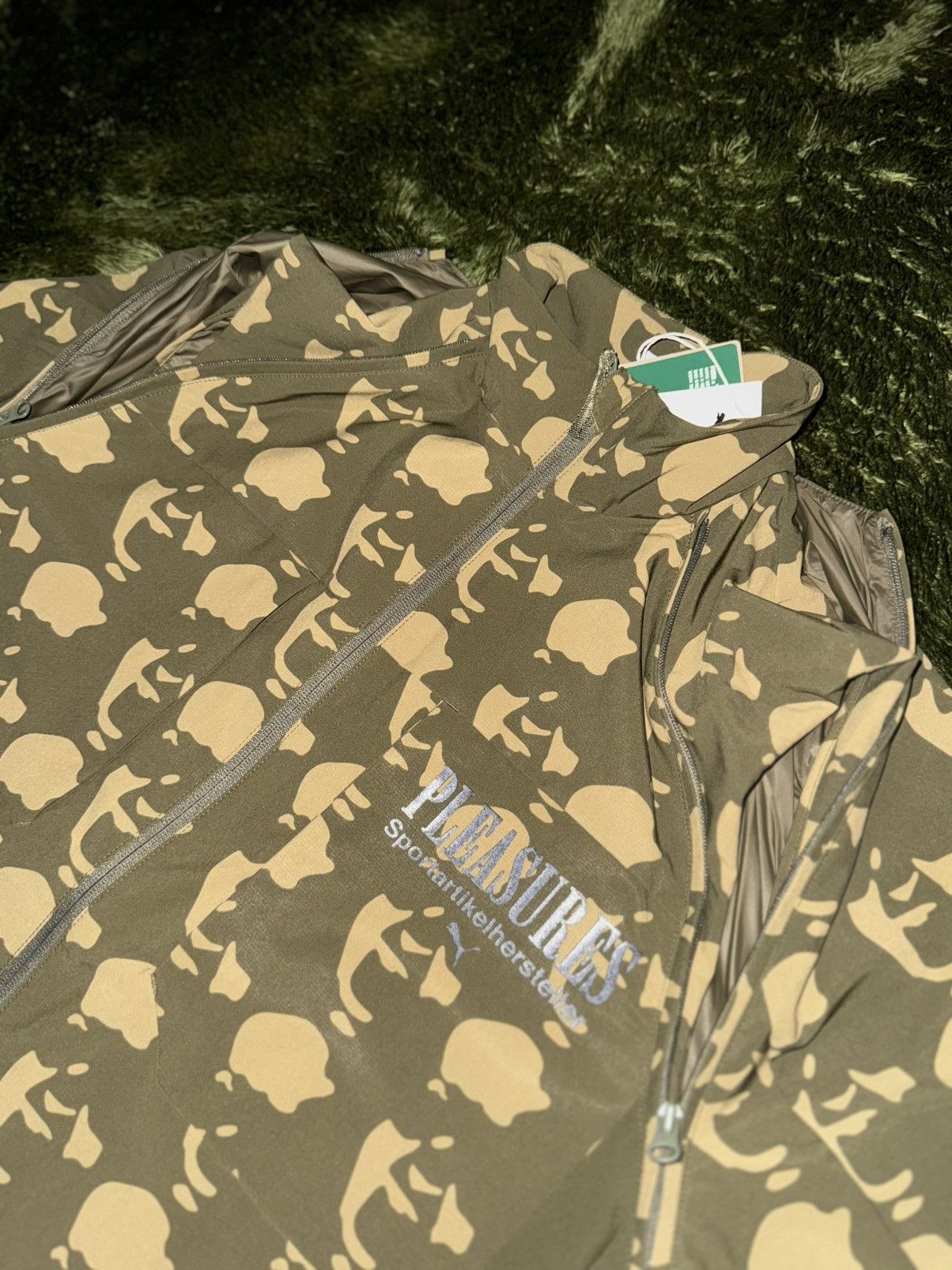 Pleasures × Puma [M] Pleasures x Puma 2-in-1 Camo Jacket Size US M / EU 48-50 / 2 - 4 Thumbnail