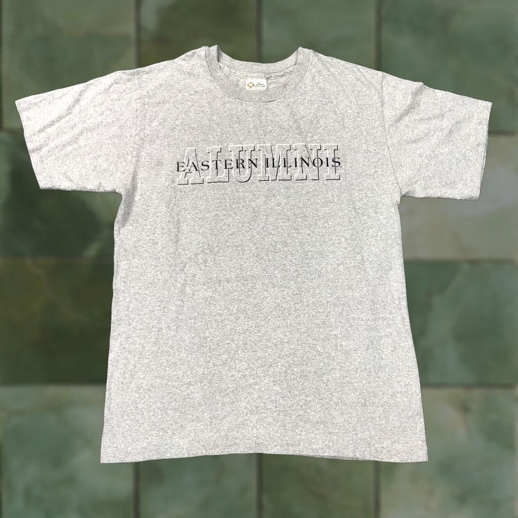 Vintage VINTAGE Eastern Illinois Alumni Graphic T-Shirt Unisex Adults Large Gray Cotton Rayon Single stitch Crew Neck 90s Logo B Size US L / EU 52-54 / 3 - 1 Thumbnail