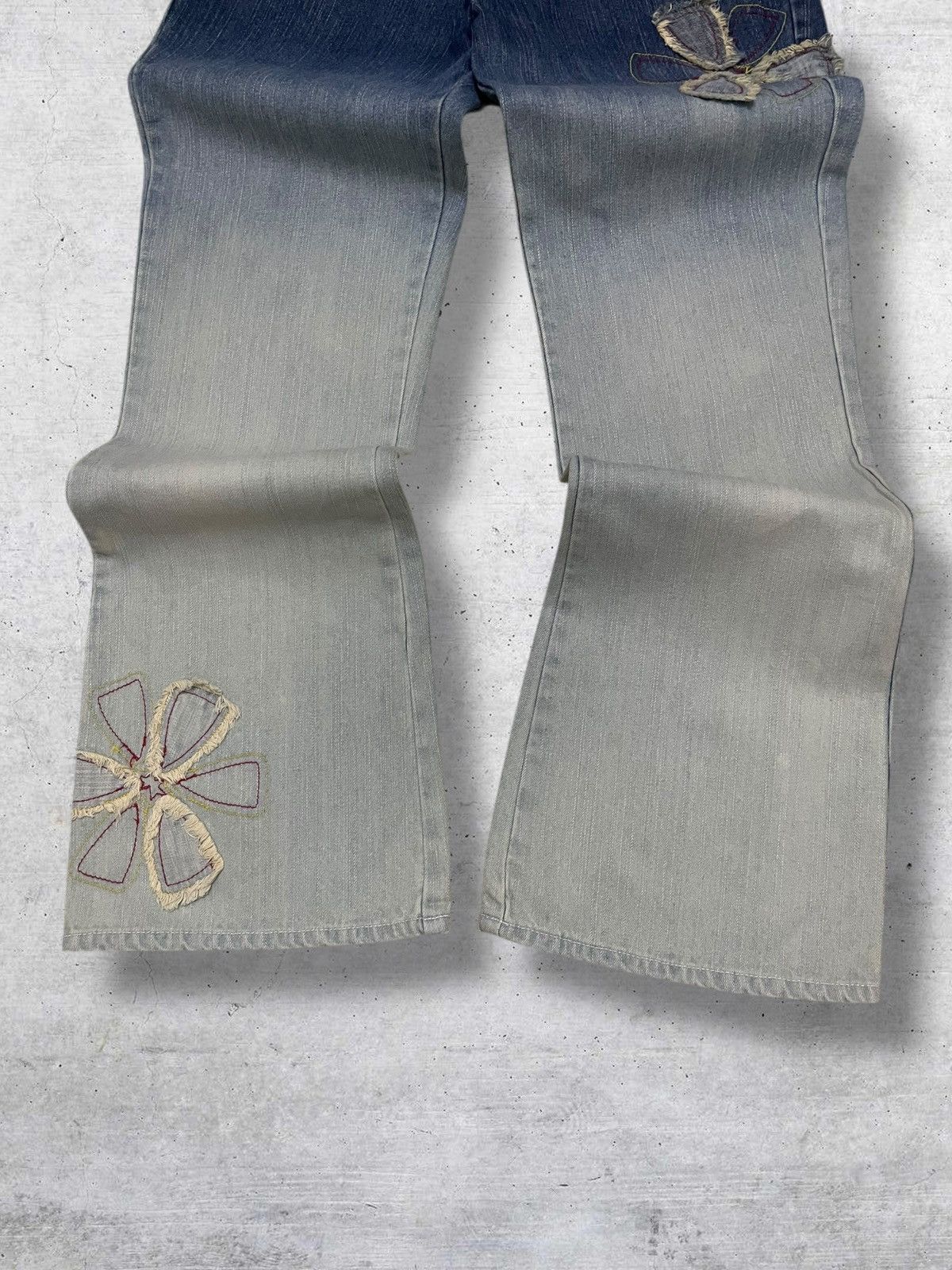 VINTAGE JAPAN 90S FLORA APPLIQUE FLARED ARTSY TWIST DENIM