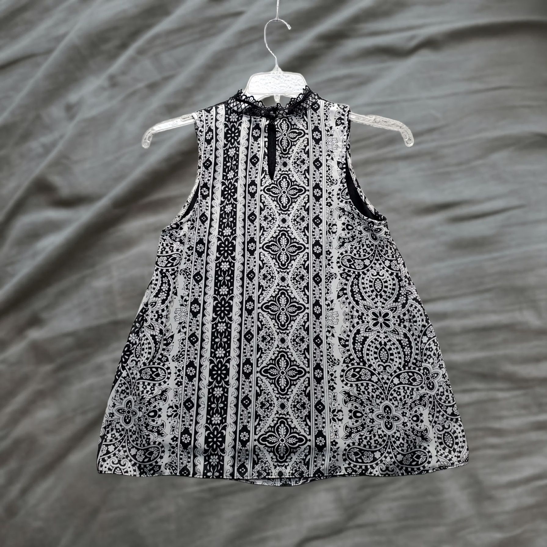 Vintage IZ Byer Women’s Swing Top S Multi Paisley Lined Crochet Lace Detail Keyhole Back Casual Shirt Size S / US 4 / IT 40 - 1 Thumbnail