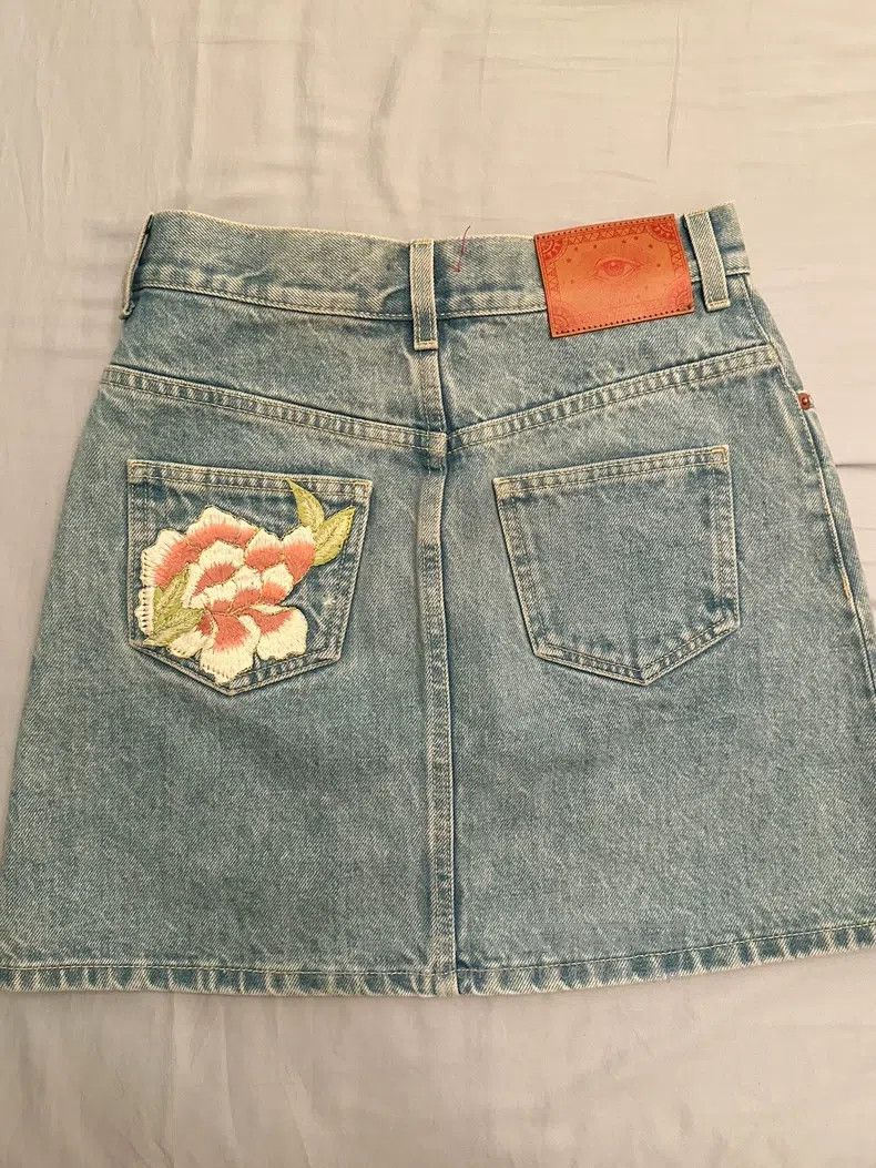 Gucci Gucci Heavy industry embroidered denim skirt Size 25" / US 0 / IT 36 - 2 Thumbnail