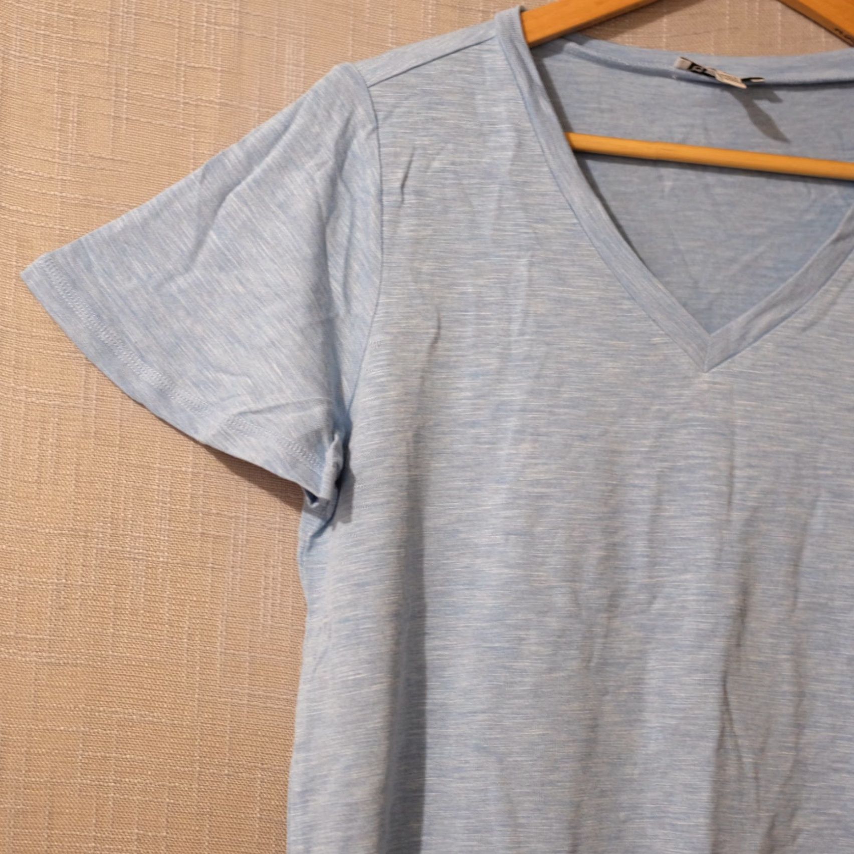 Jessica Simpson EUC Jessica Simpson T-Shirt V-Neck Short Sleeve Viscose Blend Womens M Blue Classic Basic Shirts Womens M 90s? (No, avoid 90s) Size M / US 6-8 / IT 42-44 - 2 Thumbnail