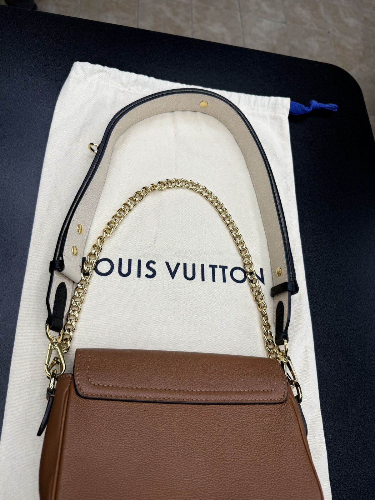 Louis Vuitton AUTHENTIC Louis Vuitton Lockme Tender Calfskin Leather Bag Size ONE SIZE - 6 Thumbnail