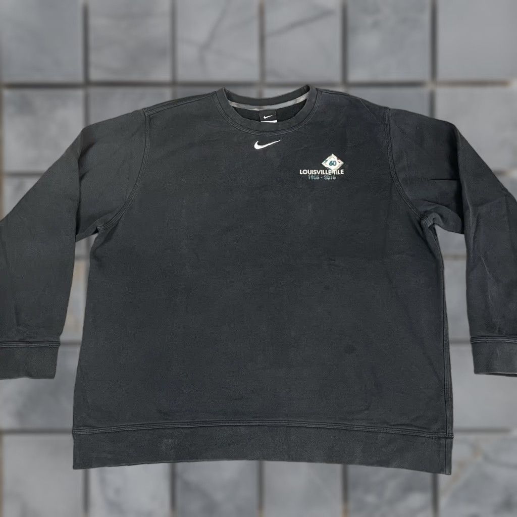 Nike VINTAGE Nike Sweatshirt Mens 2XL Black Center Logo Swoosh Louisville Tile Pullover Logo Sweatshirt Mens XL XXL Size US XXL / EU 58 / 5 - 1 Thumbnail