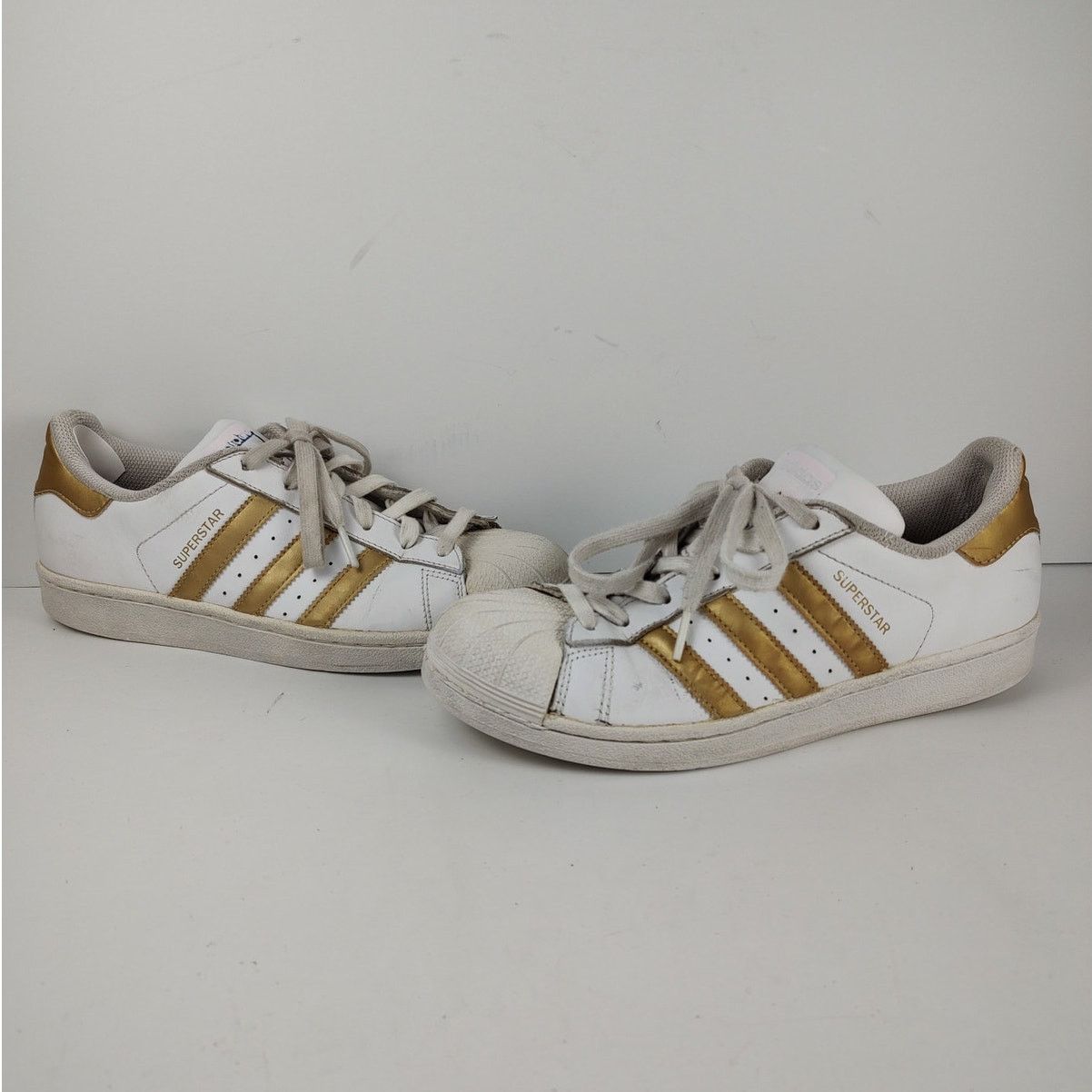 Adidas Adidas superstars white/gold casual streetwear shoes mens 7 Size US 7 / EU 40 - 2 Thumbnail