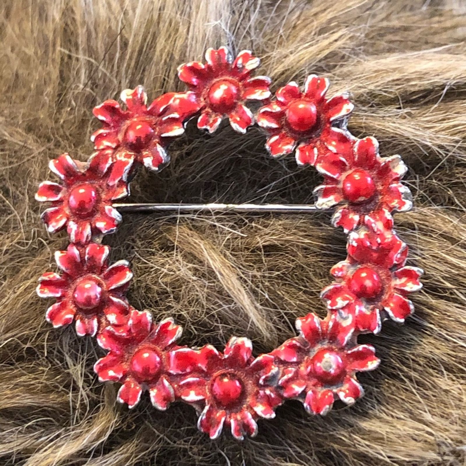 Vintage Vintage red painted floral wreath silver brooch Size ONE SIZE - 1 Thumbnail