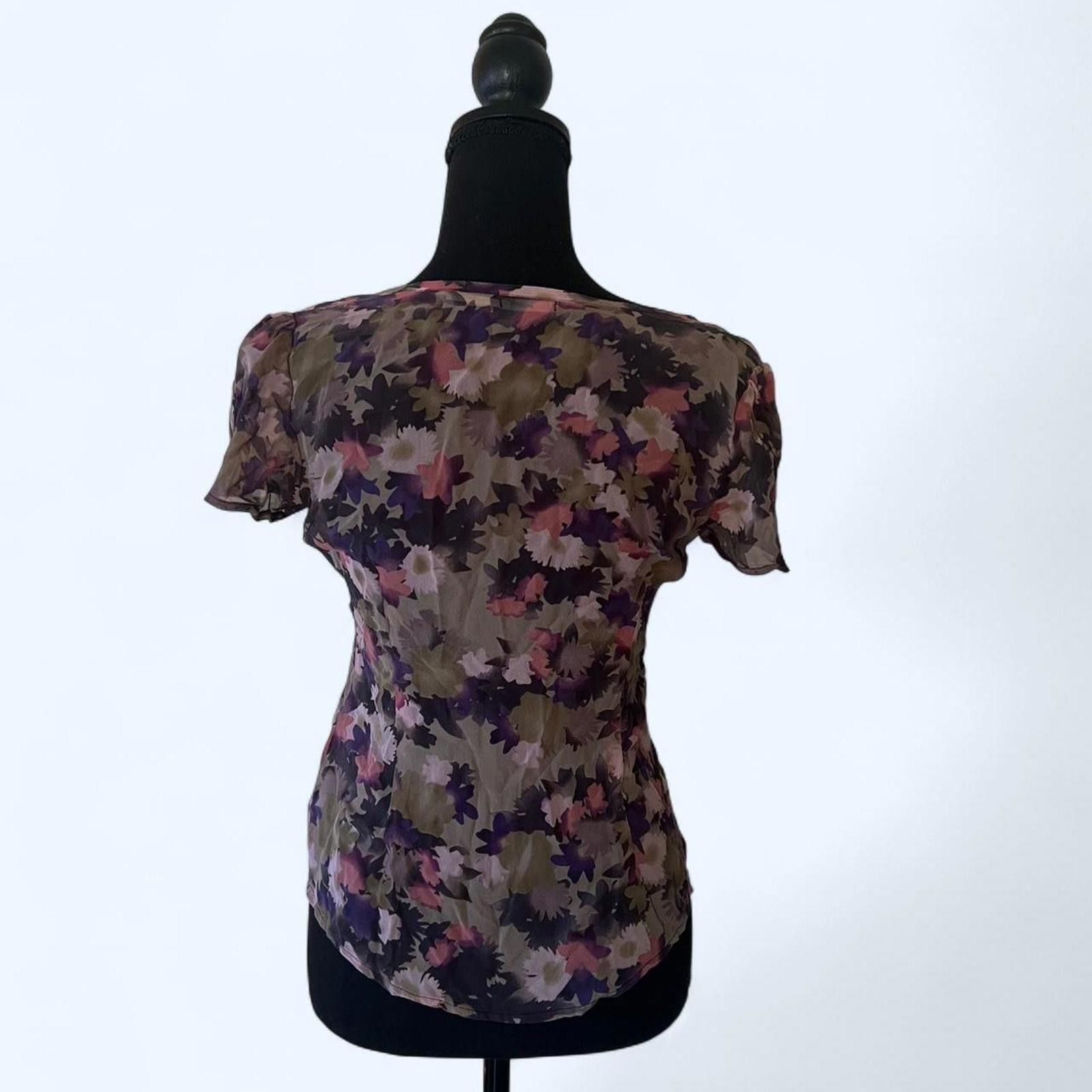 Urban Outfitters Kimchi Blue Urban Outfitters floral top Size S / US 4 / IT 40 - 6 Thumbnail