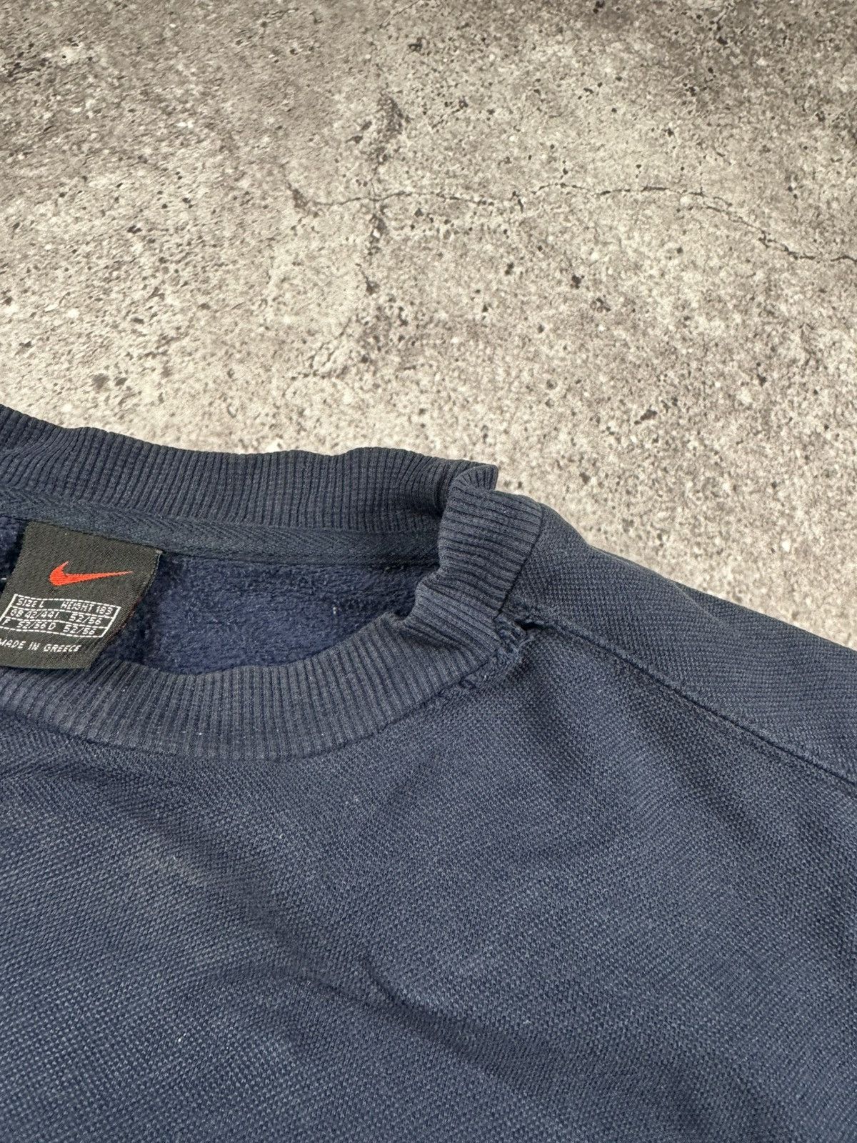 Nike 90s Nike Crew Sweatshirt Center Box Logo Swoosh Distressed Size US L / EU 52-54 / 3 - 8 Thumbnail
