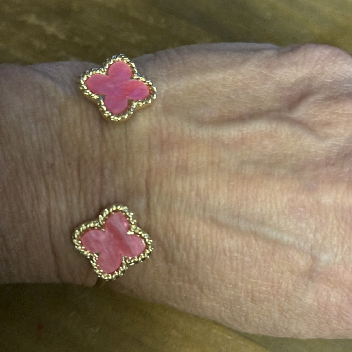 Other Gold tone pink clover open cuff bangle bracelet Size ONE SIZE - 2 Thumbnail
