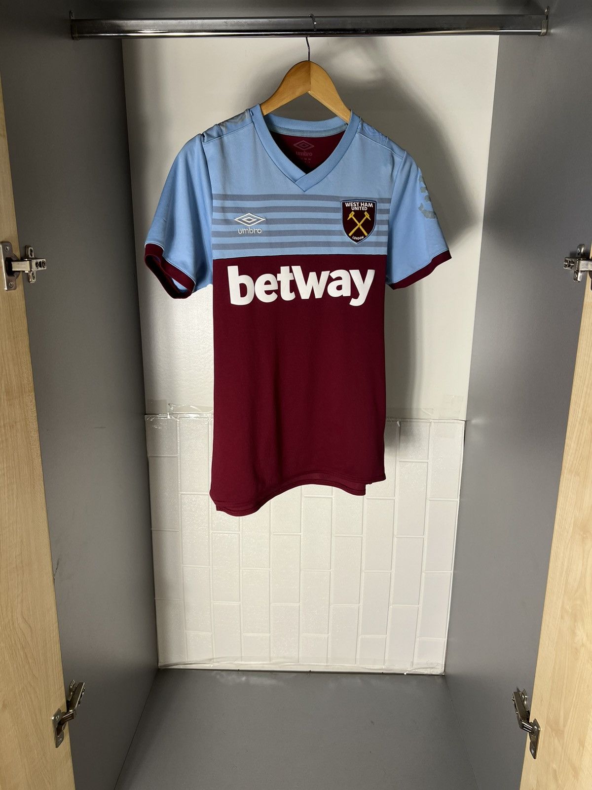 Umbro VINTAGE UMBRO FC WEST HAM UNITED ENGLAND SOCCER JERSEY RETRO Size US S / EU 44-46 / 1 - 3 Thumbnail