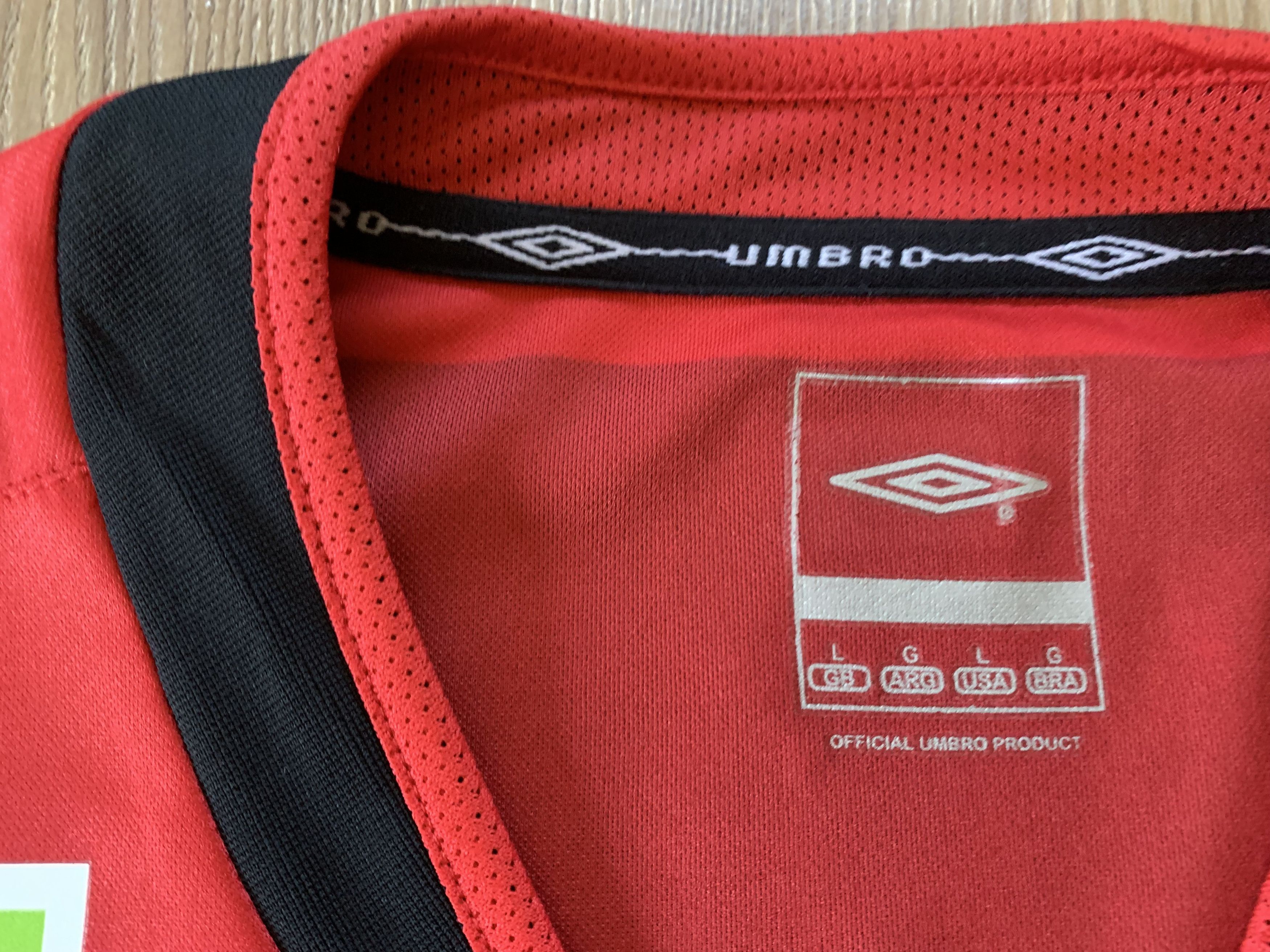 Vintage Rare Umbro EC Vitoria Brasil Soccer Jersey Size US L / EU 52-54 / 3 - 6 Thumbnail