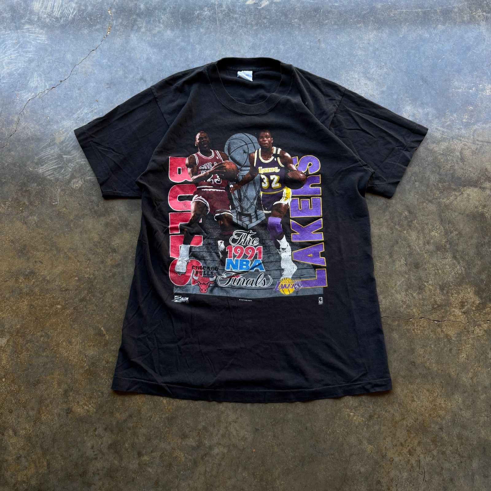 Salem Sportswear Vintage 1991 Salem Sportswear Bulls Lakers T-shirt Size US L / EU 52-54 / 3 - 1 Thumbnail