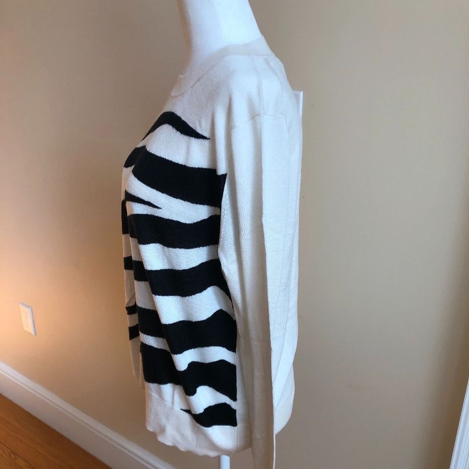 Banana Republic Silk Cashmere Relaxed Zebra Sweater from Banana Republic Size XS / US 0-2 / IT 36-38 - 2 Thumbnail