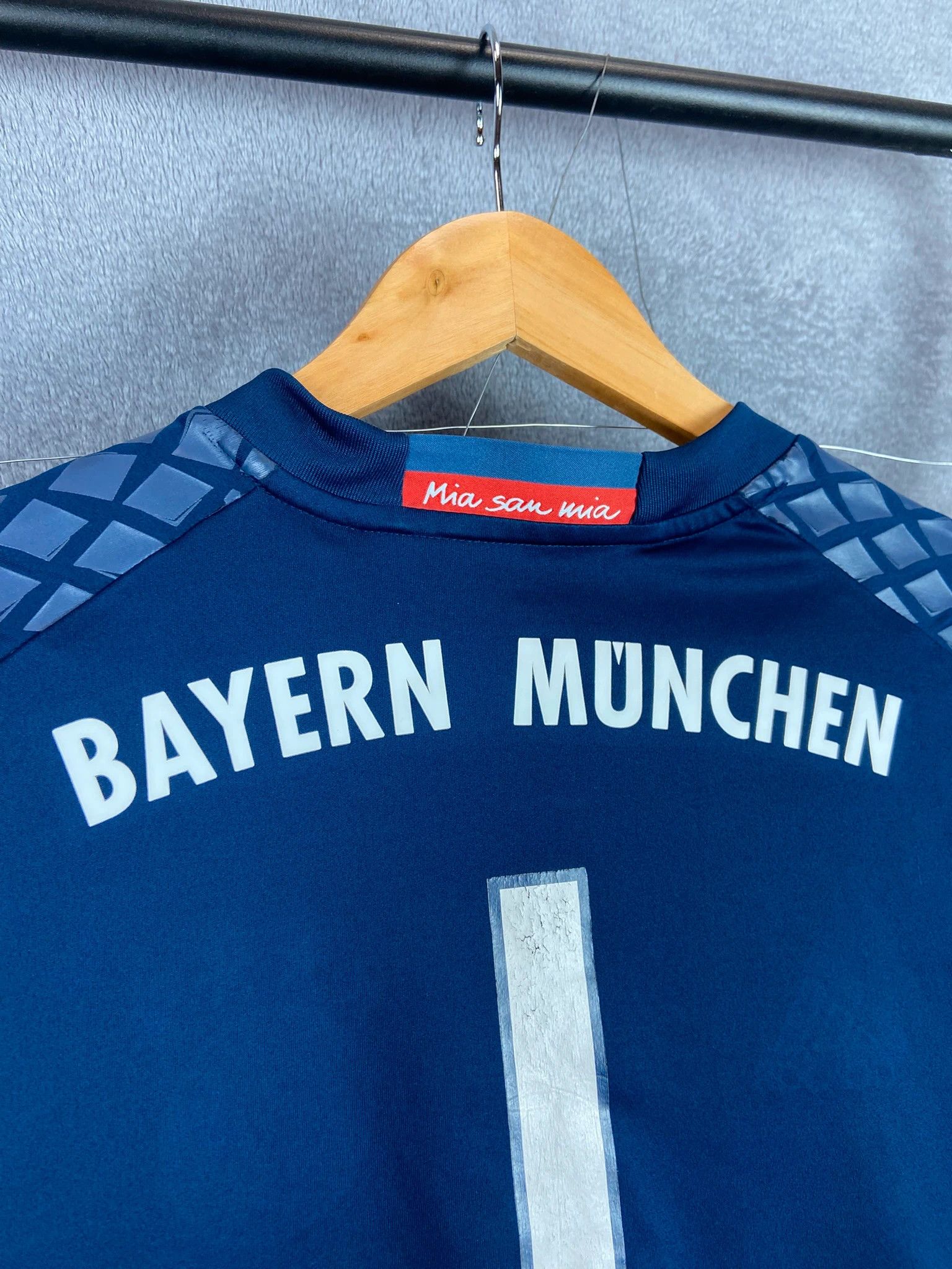 Adidas Bayern Munich Neuer GK Jersey Adidas S Size US S / EU 44-46 / 1 - 3 Thumbnail