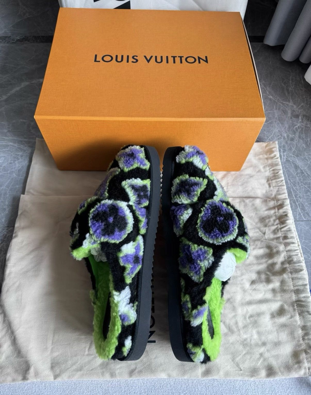 Louis Vuitton Louis Vuitton LV Easy Fur Slides, All-over Logo K6 Size US 8.5 / EU 41-42 - 8 Thumbnail