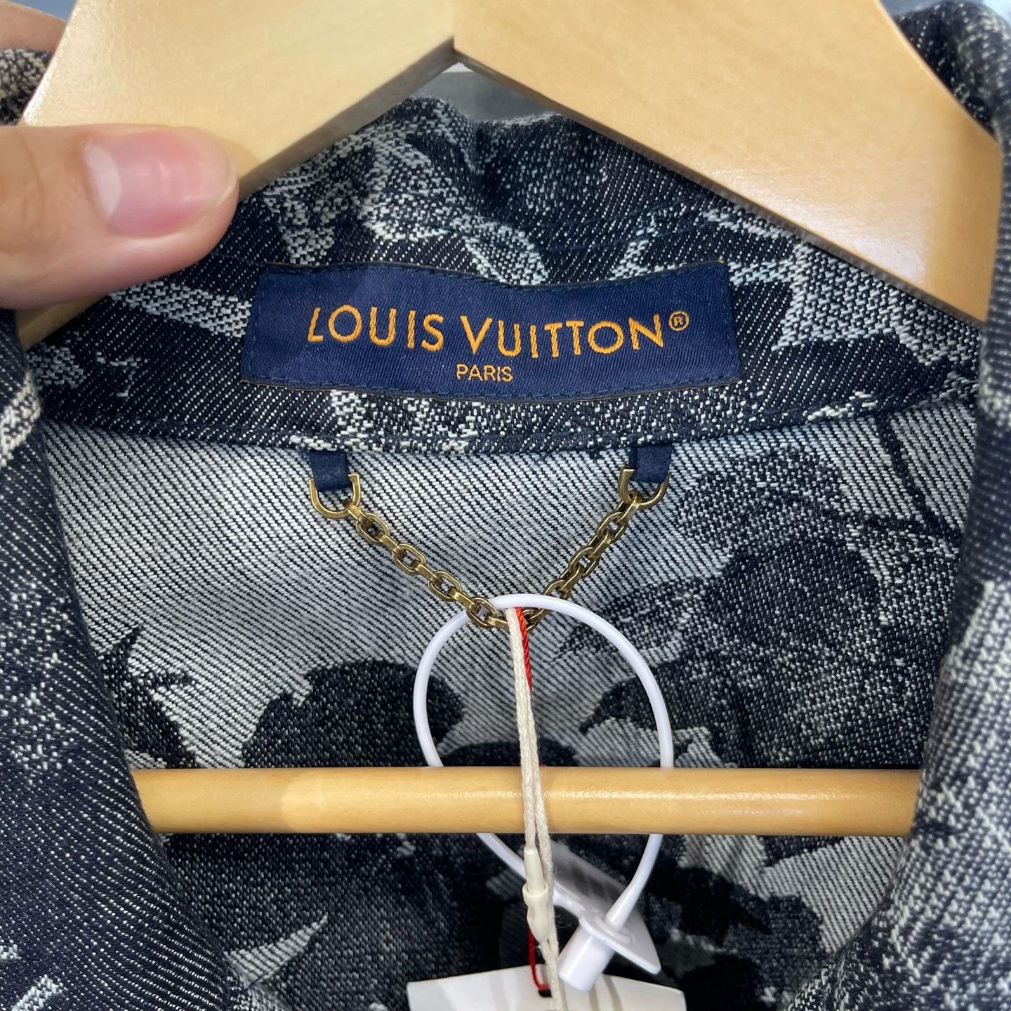 Louis Vuitton LV Floral Embroidered Denim Short-Sleeve Shirt XS Near-New Size US XS / EU 42 / 0 - 3 Thumbnail