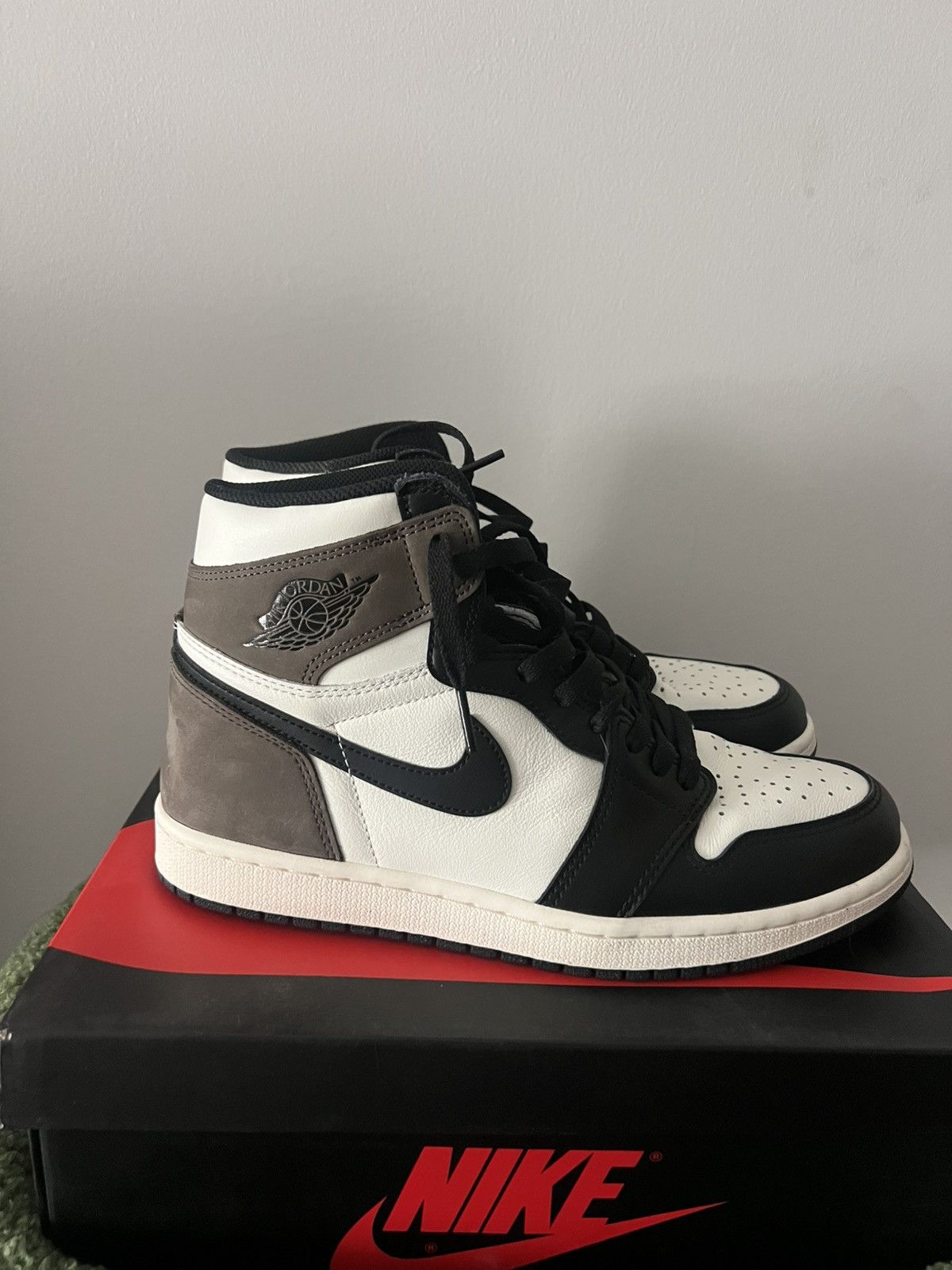 Nike Jordan 1 Dark Mocha 9.5 Size US 9.5 / EU 42-43 - 2 Thumbnail