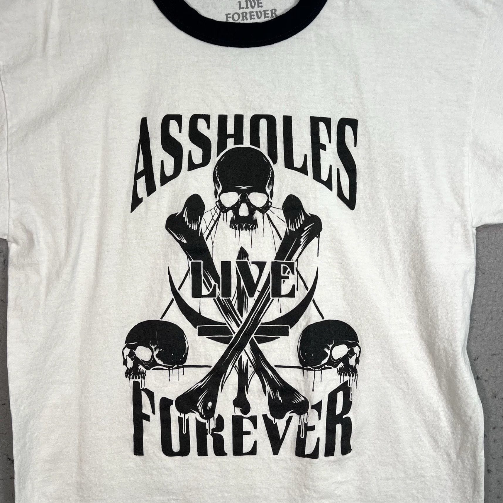 Olive VINTAGE Assholes Live Forever Skull Crossbones T Shirt Adult Large White Mens Size US L / EU 52-54 / 3 - 2 Thumbnail