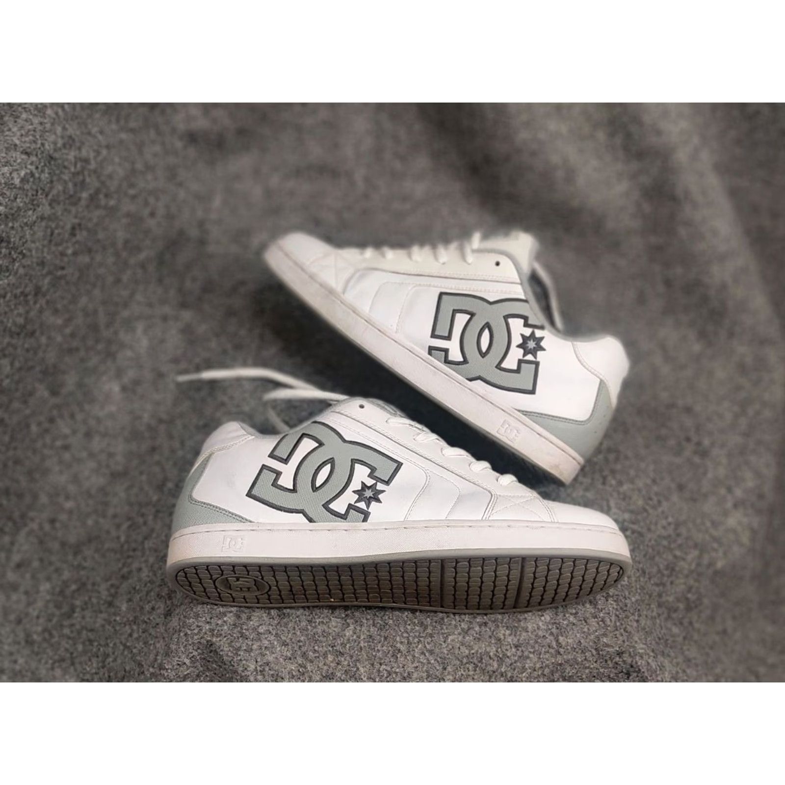 Logo 7 DC Court Graffik Logo Oversized Sneakers - White Leather - Vintage Y2K - DC scarpe Net - Men’s US 13 / UK 12 / EU 47 - Casual Skateboarding Shoe Size US 13 / EU 46 - 2 Thumbnail