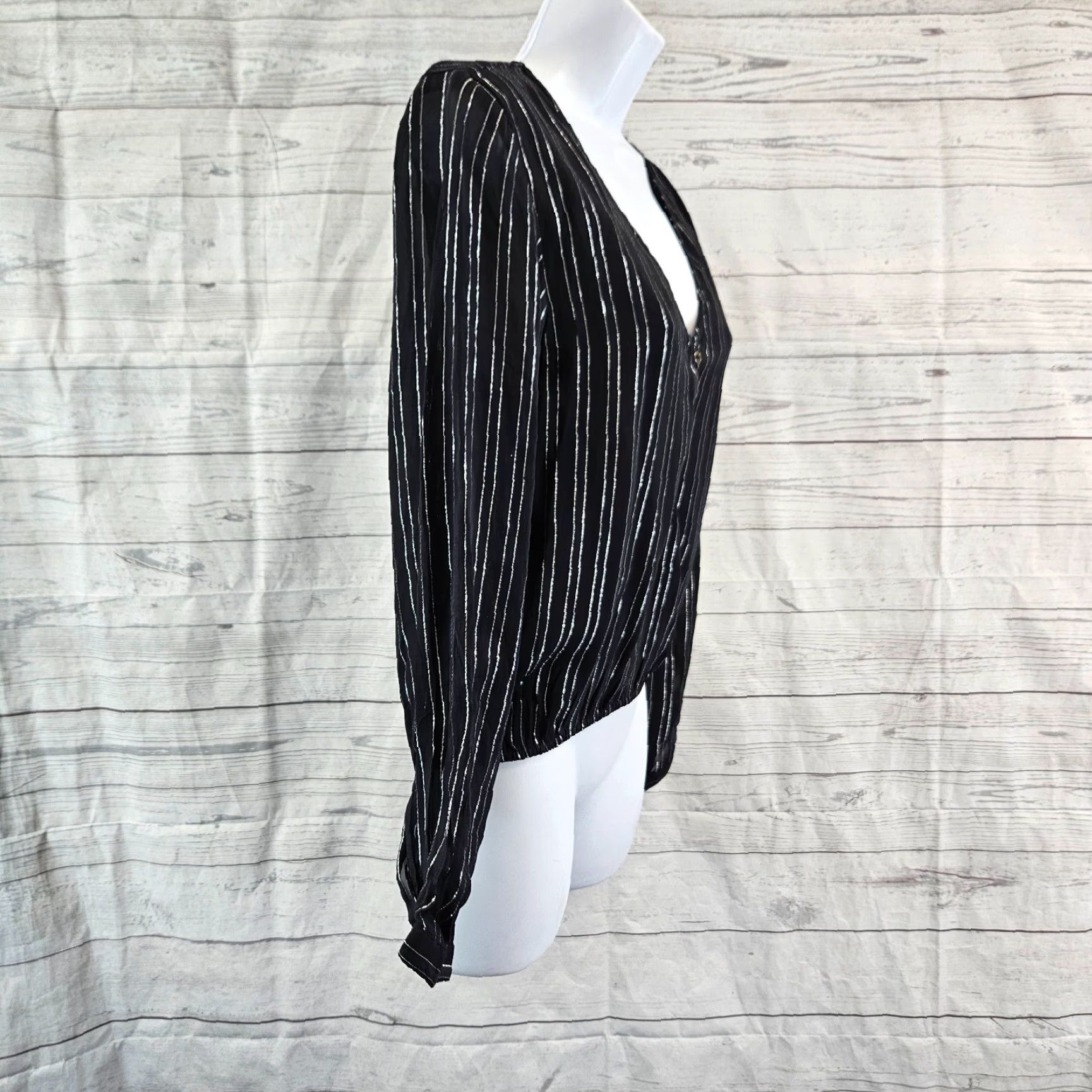 Vintage Amuse Society Womens Top Sz Medium Black Silver Stripe Long Sleeve V-Neck Shirt Womens M Black Stripe V-Neck Long Sleeve Amuse Society Size M / US 6-8 / IT 42-44 - 3 Thumbnail