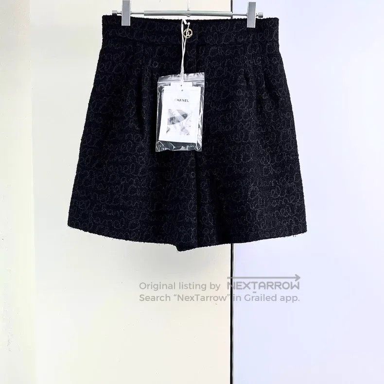 Chanel Chanel 23B black letter dark pattern wool shorts Size 24" / US 00 / IT 34 - 1 Thumbnail