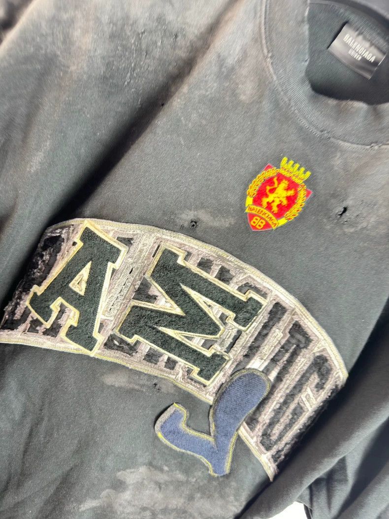 Balenciaga Balenciaga collaborates on Manchester United logo with perf Size US M / EU 48-50 / 2 - 2 Thumbnail